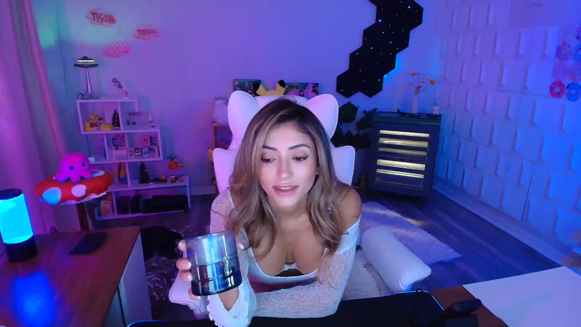 Gallery image thumbnail from kaydolll's myfreecams stream on, 09/13/2025, 07:31 image 10 of 20