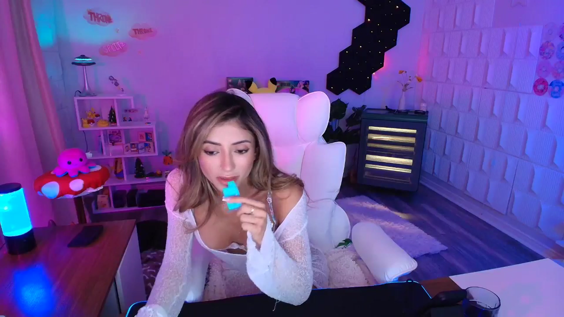 Gallery image thumbnail from kaydolll's myfreecams stream on, 09/13/2025, 07:31 image 9 of 20