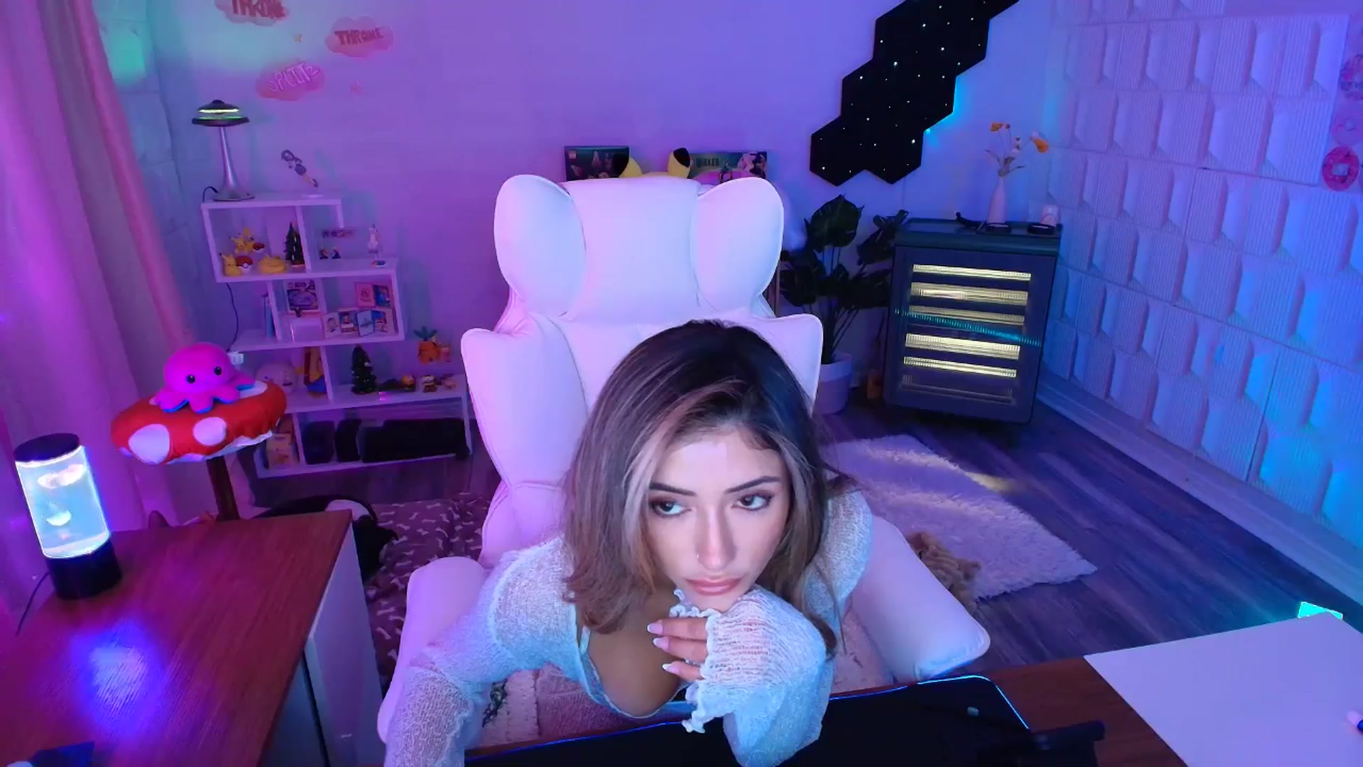 Gallery image thumbnail from kaydolll's myfreecams stream on, 09/13/2025, 08:48 image 10 of 20