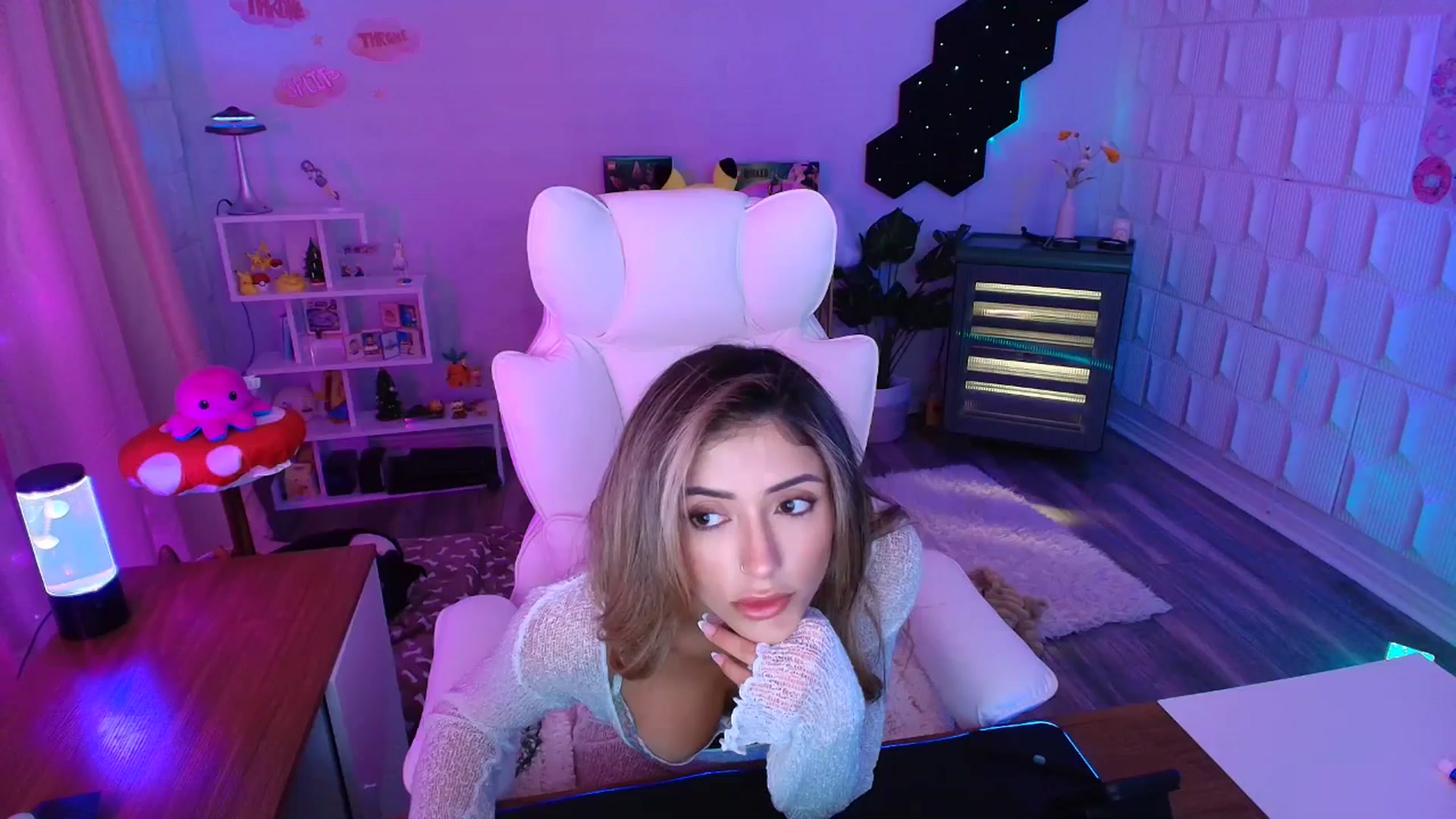 Gallery image thumbnail from kaydolll's myfreecams stream on, 09/13/2025, 08:48 image 12 of 20