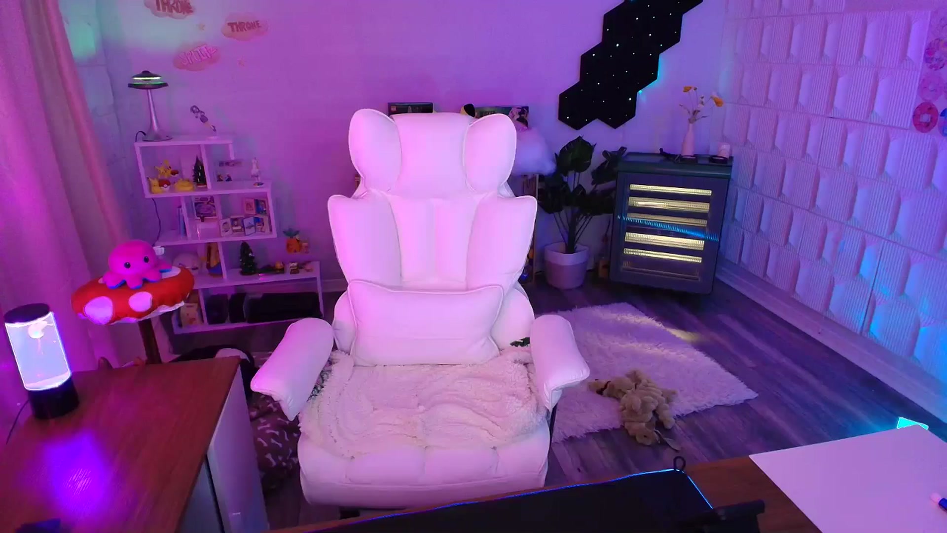 Gallery image thumbnail from kaydolll's myfreecams stream on, 09/13/2025, 08:48 image 1 of 20