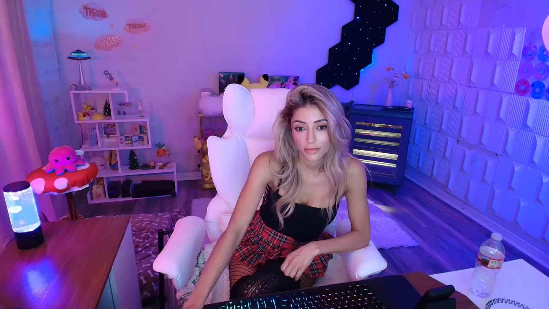 Gallery image thumbnail from kaydolll's myfreecams stream on, 09/27/2025, 09:43 image 4 of 20
