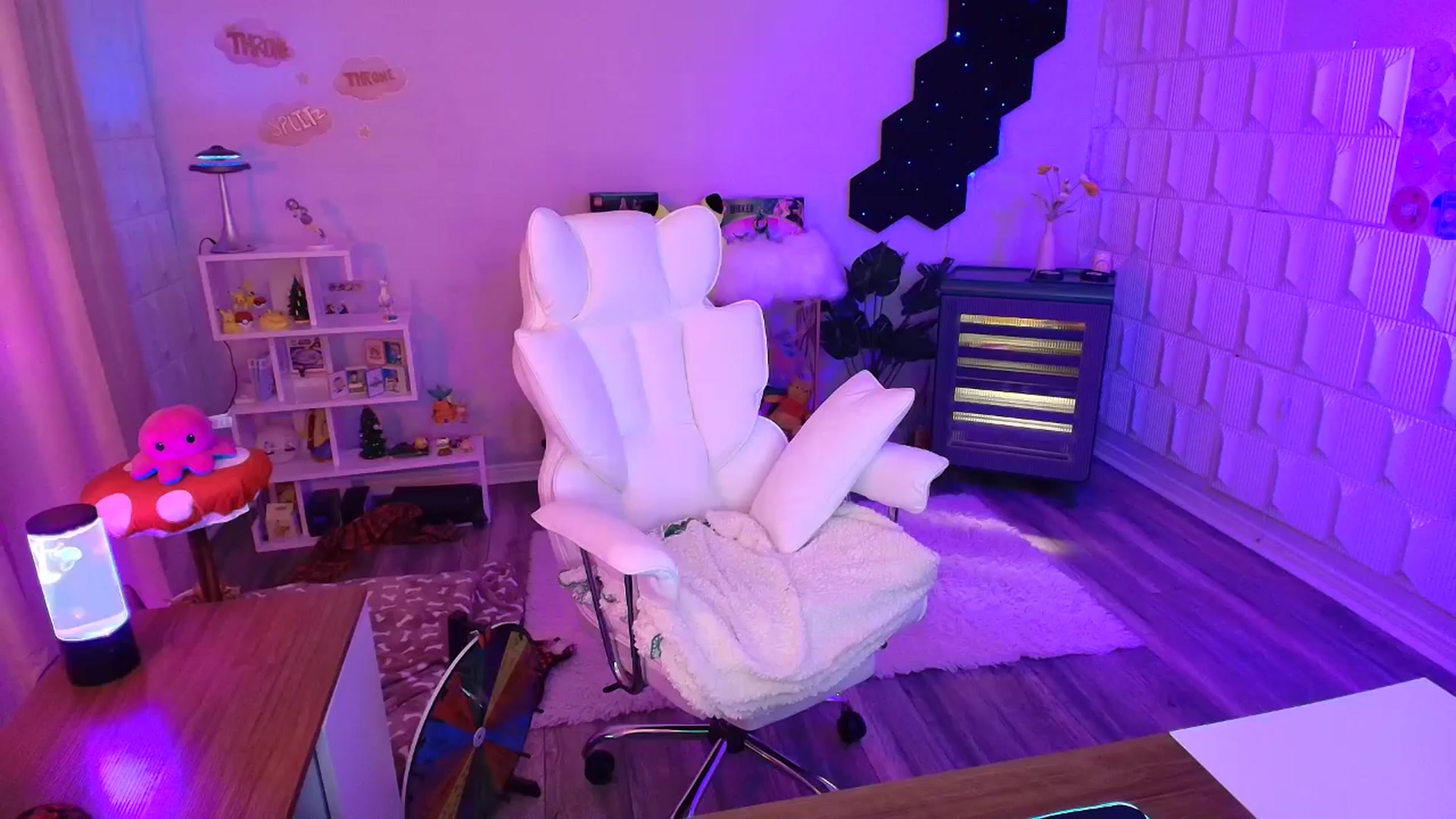 Gallery image thumbnail from kaydolll's myfreecams stream on, 09/27/2025, 09:43 image 18 of 20