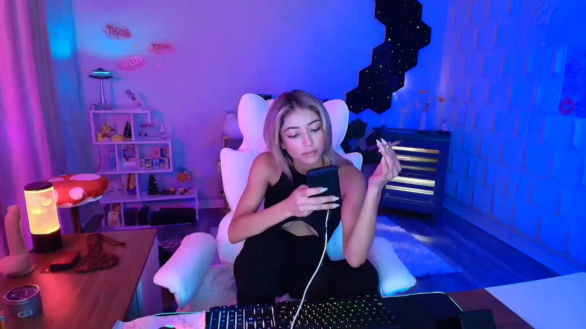 Gallery image thumbnail from kaydolll's myfreecams stream on, 09/28/2025, 09:28 image 14 of 20