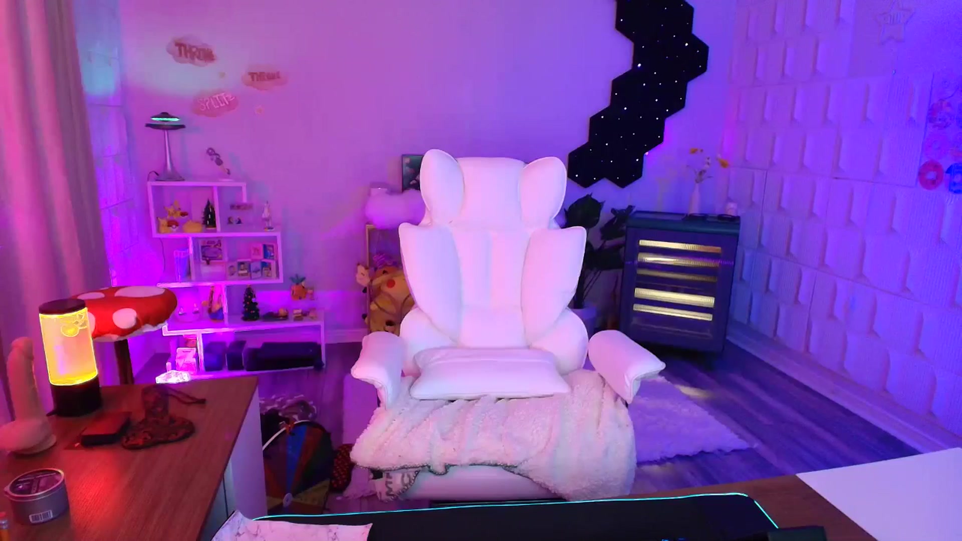 Gallery image thumbnail from kaydolll's myfreecams stream on, 09/28/2025, 09:28 image 4 of 20