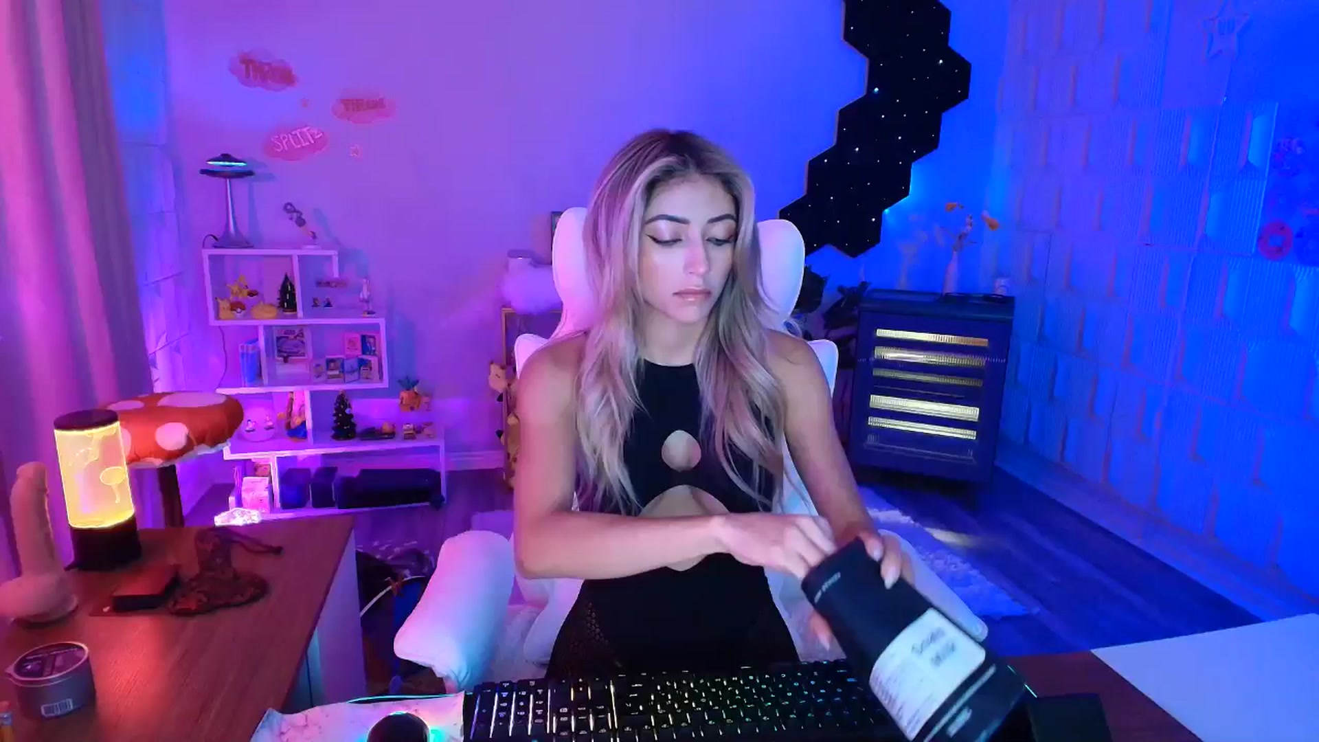 Gallery image thumbnail from kaydolll's myfreecams stream on, 09/28/2025, 09:28 image 11 of 20