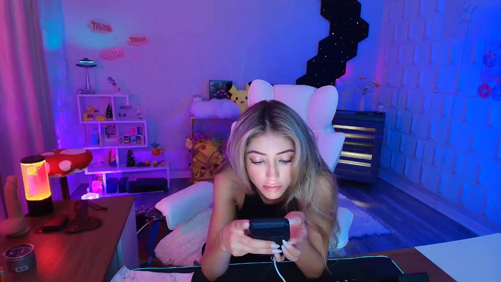 Gallery image thumbnail from kaydolll's myfreecams stream on, 09/28/2025, 09:28 image 3 of 20