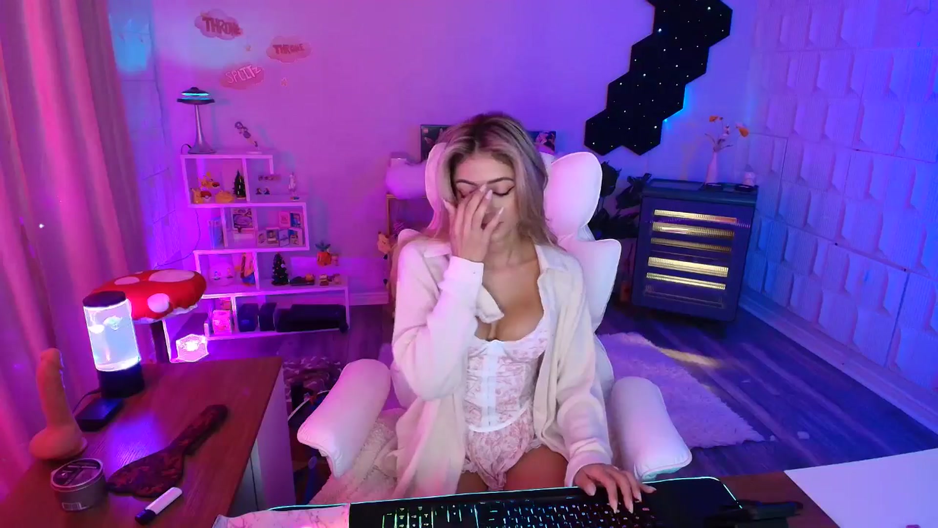 Gallery image thumbnail from kaydolll's myfreecams stream on, 09/29/2025, 07:20 image 7 of 20
