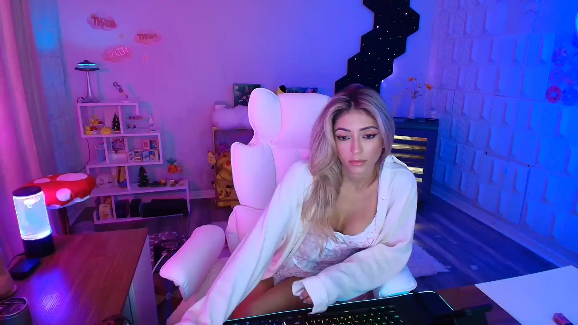 Gallery image thumbnail from kaydolll's myfreecams stream on, 09/29/2025, 07:20 image 16 of 20