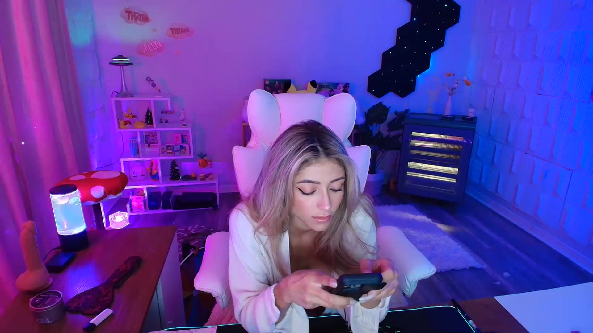 Gallery image thumbnail from kaydolll's myfreecams stream on, 09/29/2025, 07:20 image 2 of 20