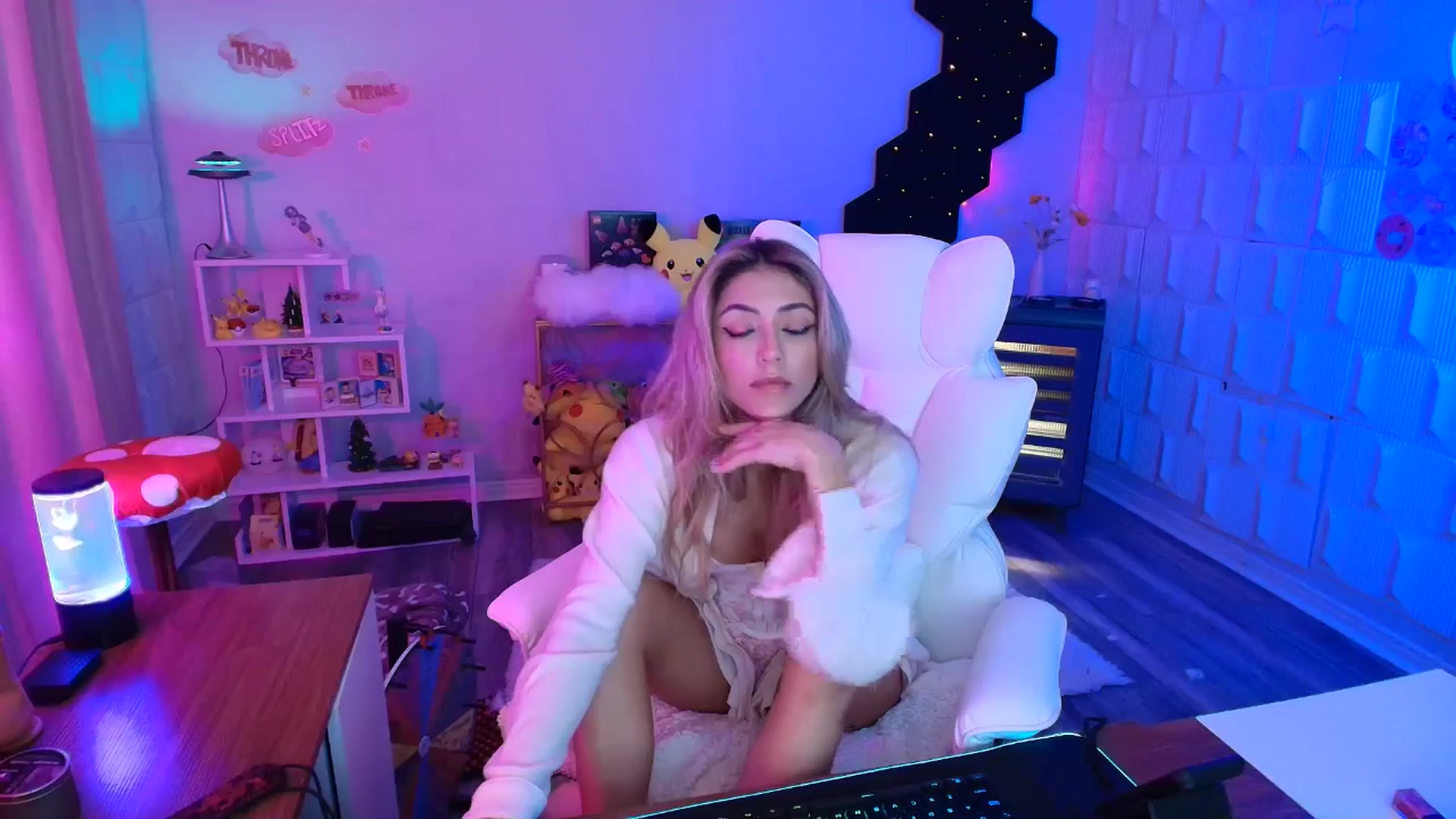 Gallery image thumbnail from kaydolll's myfreecams stream on, 09/29/2025, 07:20 image 20 of 20