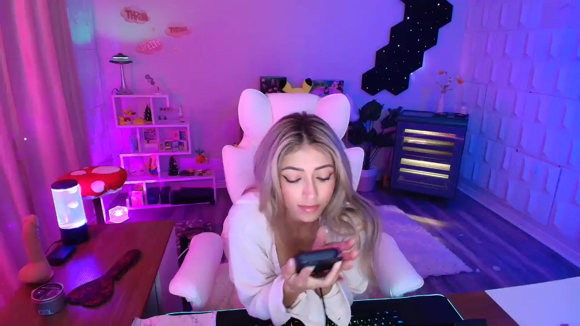 Gallery image thumbnail from kaydolll's myfreecams stream on, 09/29/2025, 07:20 image 11 of 20