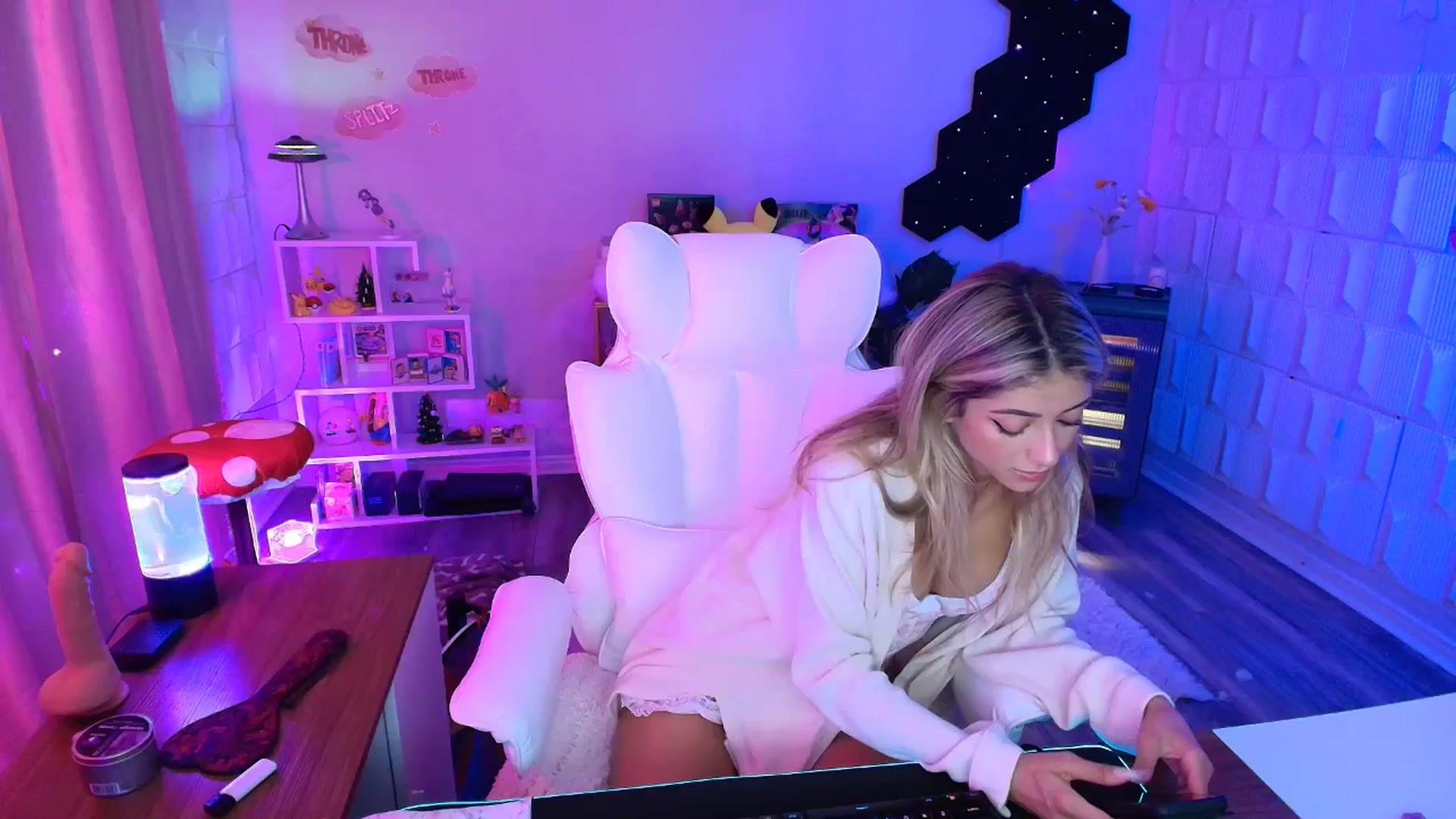 Gallery image thumbnail from kaydolll's myfreecams stream on, 09/29/2025, 07:20 image 4 of 20