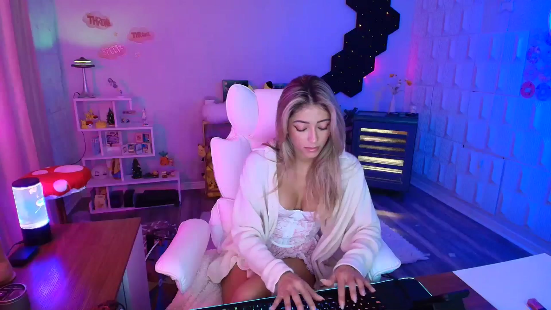 Gallery image thumbnail from kaydolll's myfreecams stream on, 09/29/2025, 07:20 image 15 of 20