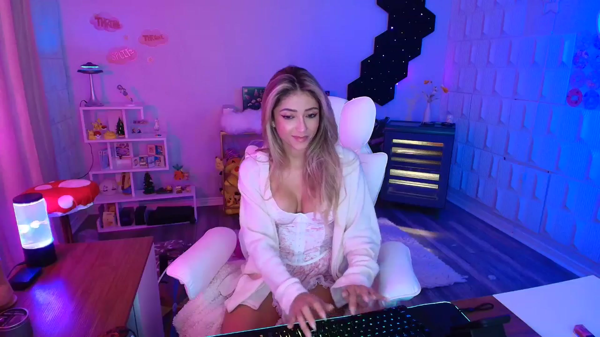 Gallery image thumbnail from kaydolll's myfreecams stream on, 09/29/2025, 07:20 image 14 of 20