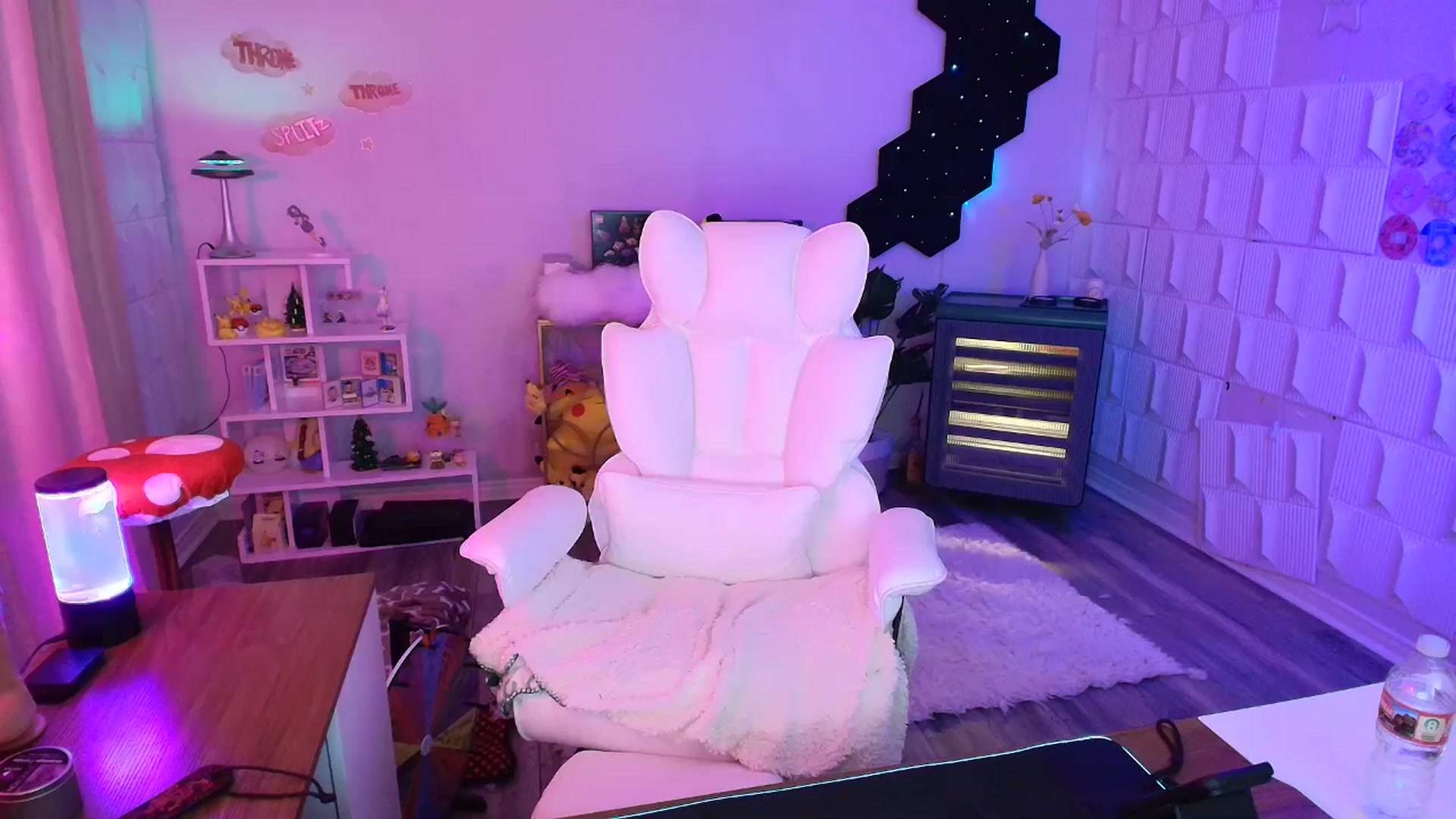 Gallery image thumbnail from kaydolll's myfreecams stream on, 09/29/2025, 08:25 image 16 of 20