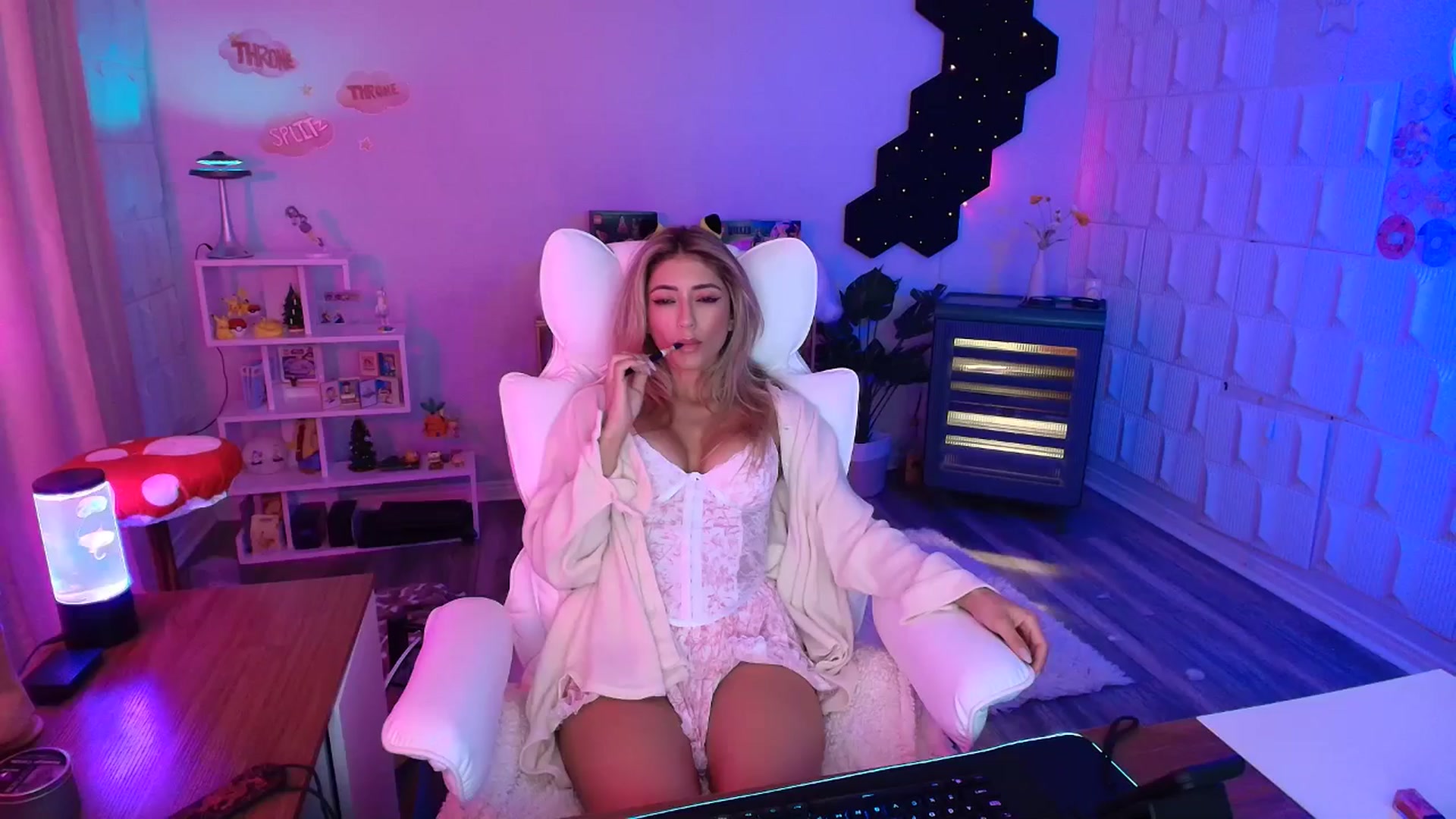 Gallery image thumbnail from kaydolll's myfreecams stream on, 09/29/2025, 08:25 image 1 of 20