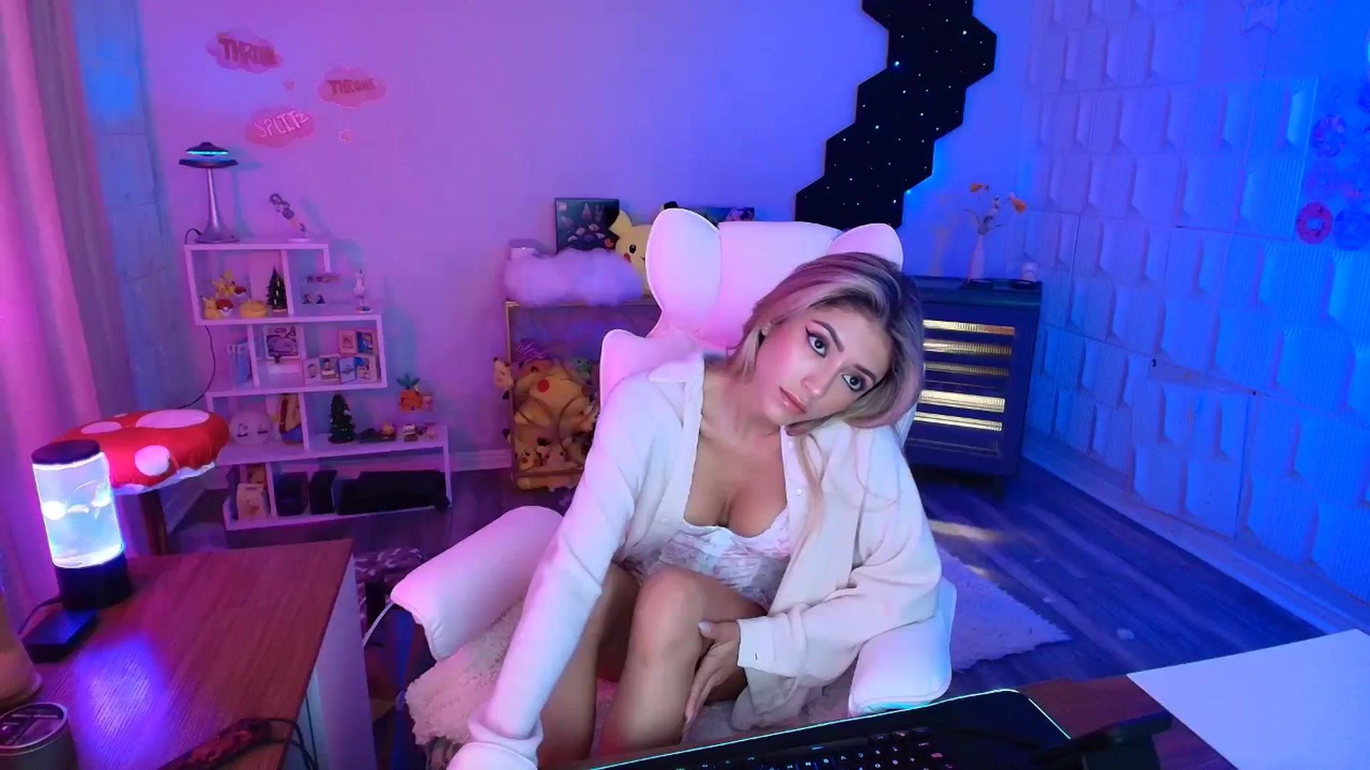 Gallery image thumbnail from kaydolll's myfreecams stream on, 09/29/2025, 08:25 image 4 of 20