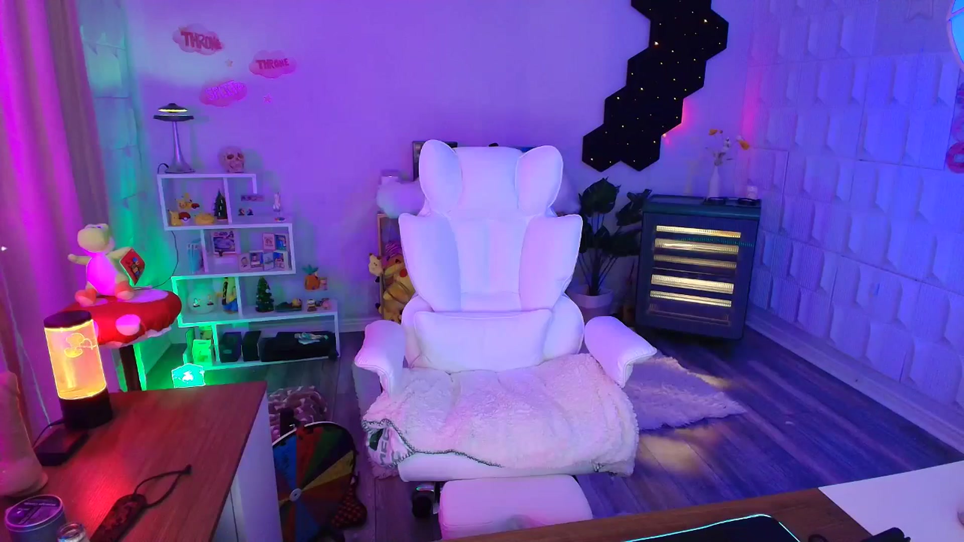 Gallery image thumbnail from kaydolll's myfreecams stream on, 10/02/2025, 04:06 image 18 of 20