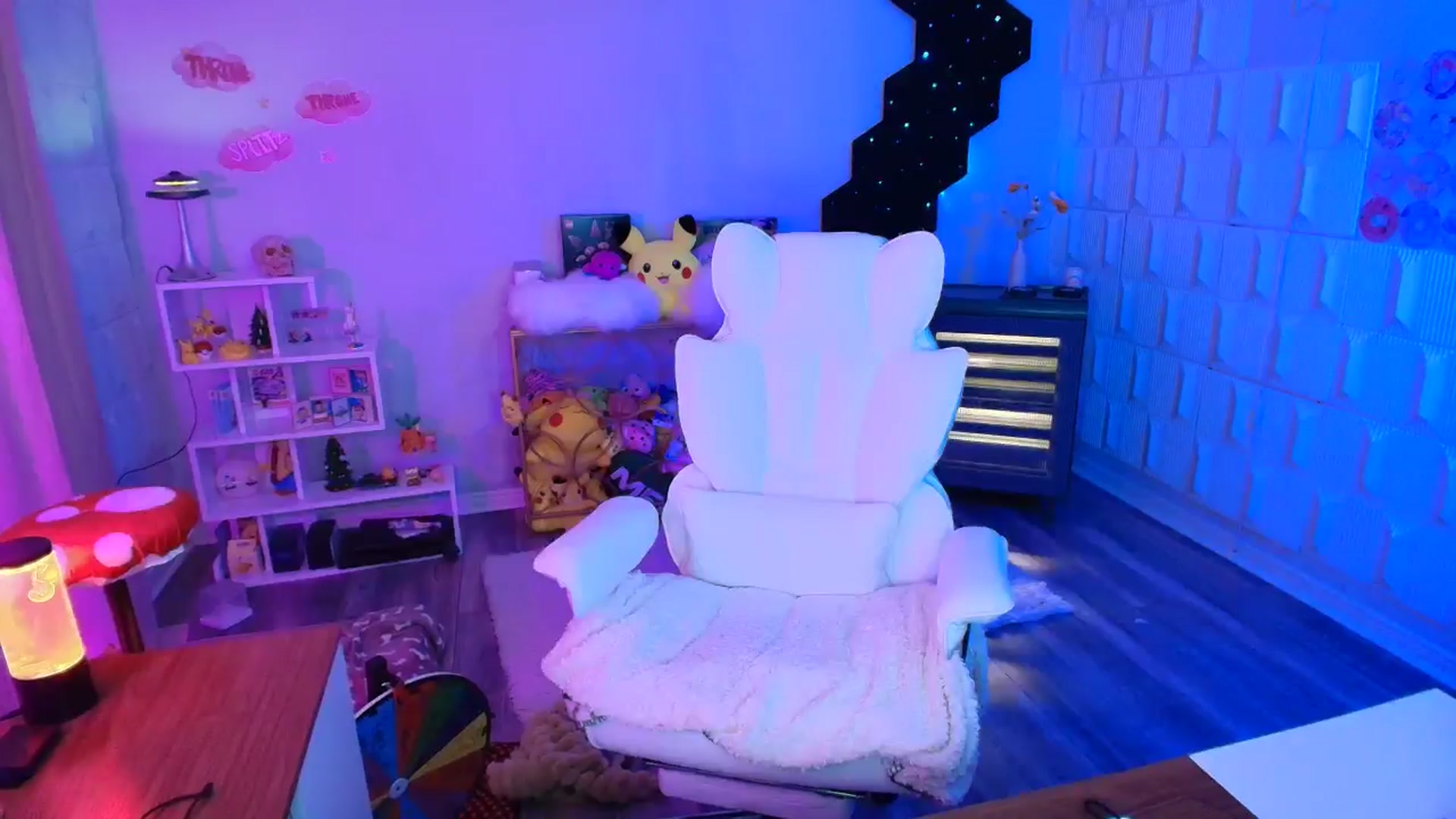 Gallery image thumbnail from kaydolll's myfreecams stream on, 10/02/2025, 06:01 image 13 of 20