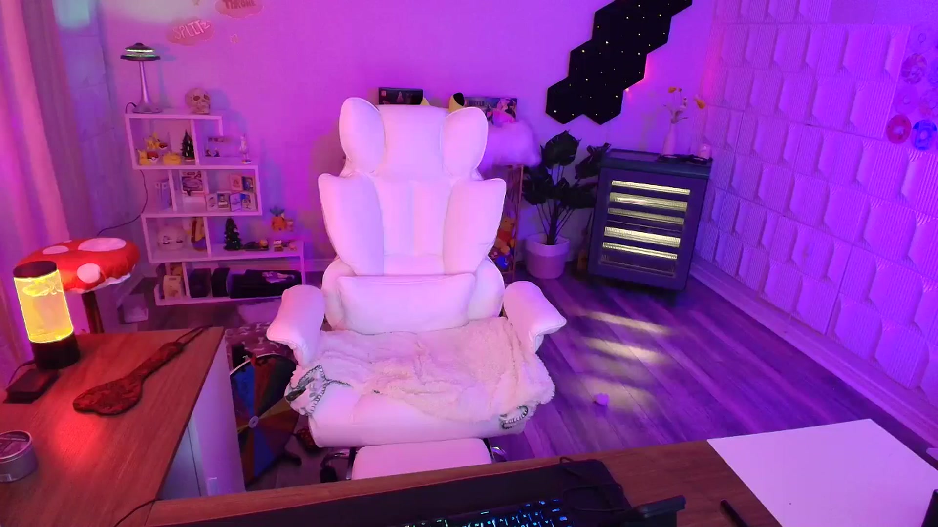 Gallery image thumbnail from kaydolll's myfreecams stream on, 10/05/2025, 07:17 image 10 of 20