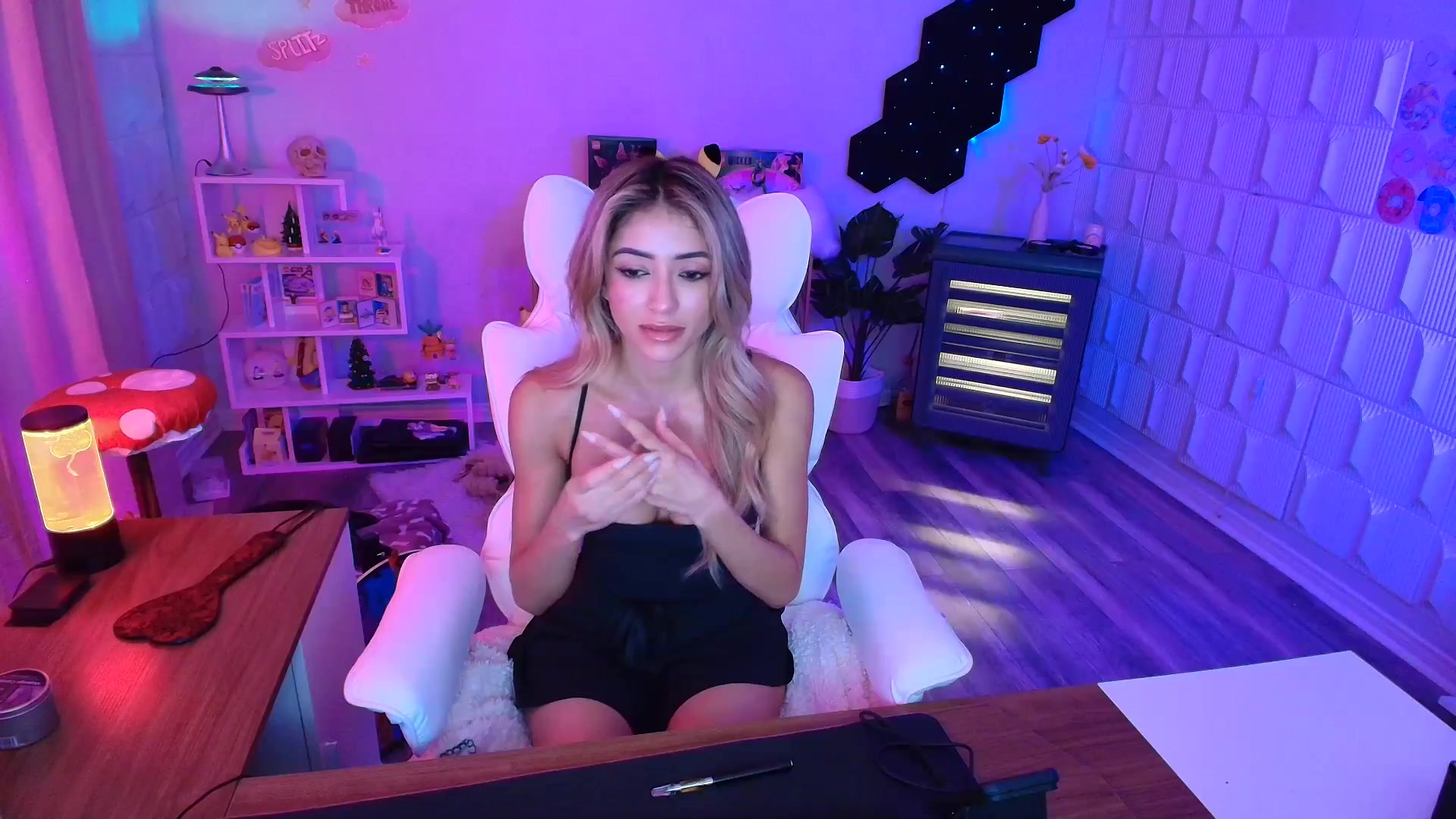 Gallery image thumbnail from kaydolll's myfreecams stream on, 10/05/2025, 07:17 image 16 of 20