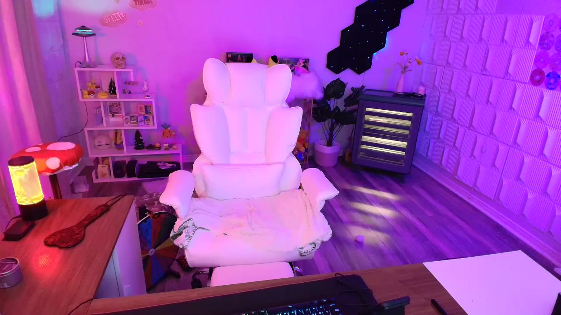Gallery image thumbnail from kaydolll's myfreecams stream on, 10/05/2025, 07:17 image 12 of 20