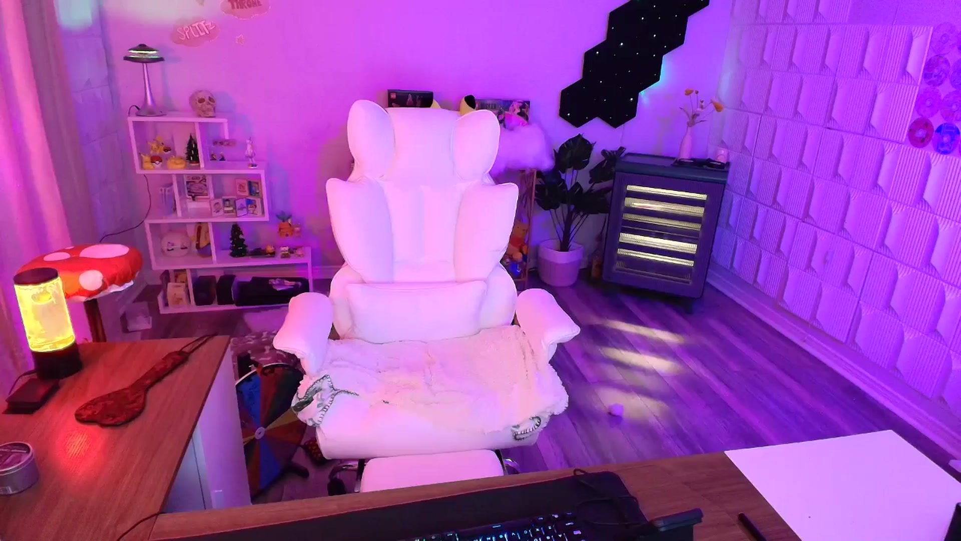 Gallery image thumbnail from kaydolll's myfreecams stream on, 10/05/2025, 07:17 image 13 of 20