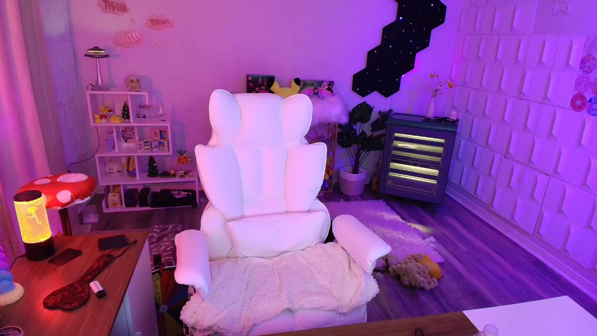 Gallery image thumbnail from kaydolll's myfreecams stream on, 10/05/2025, 10:48 image 20 of 20