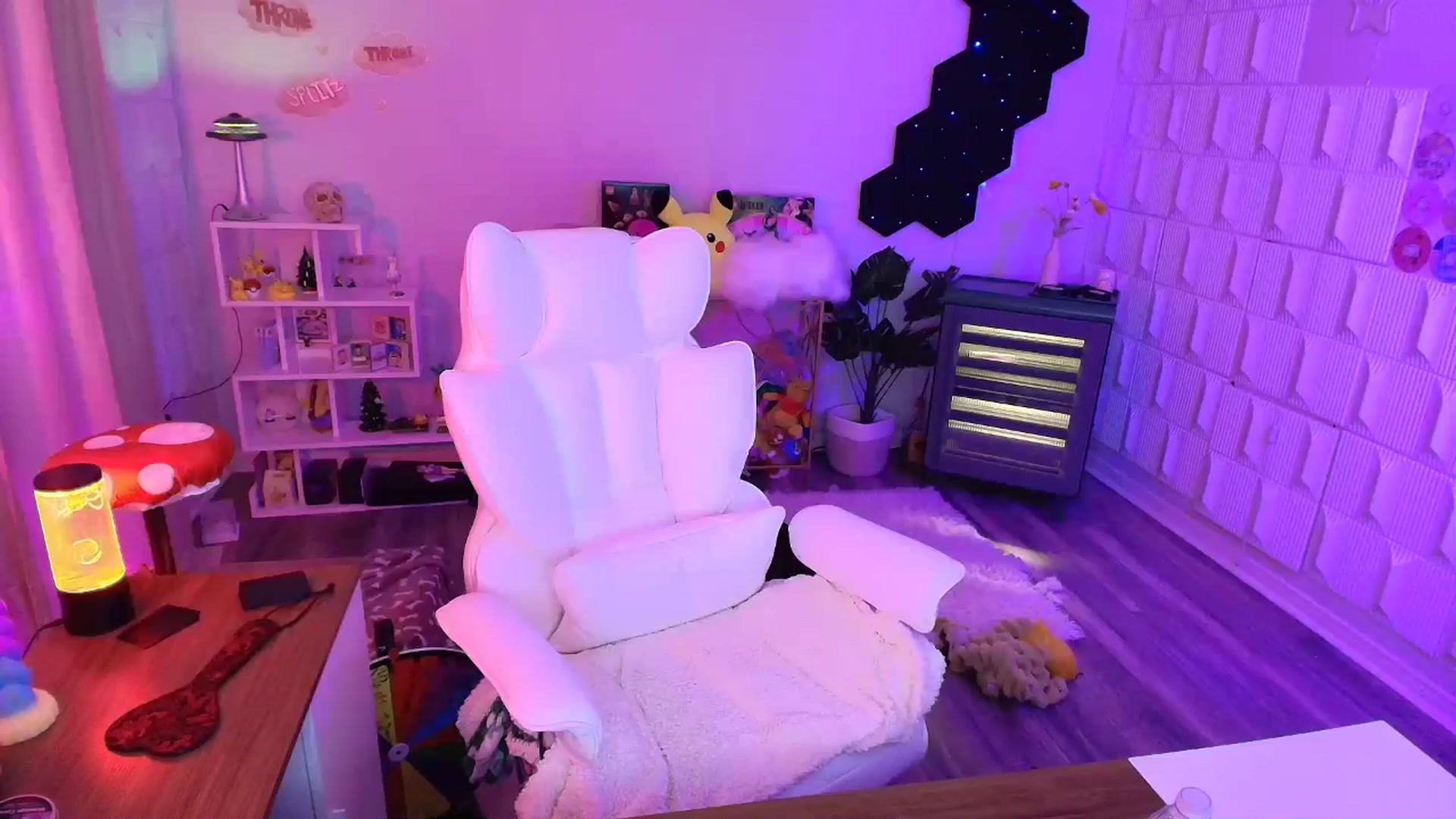 Gallery image thumbnail from kaydolll's myfreecams stream on, 10/05/2025, 10:48 image 19 of 20