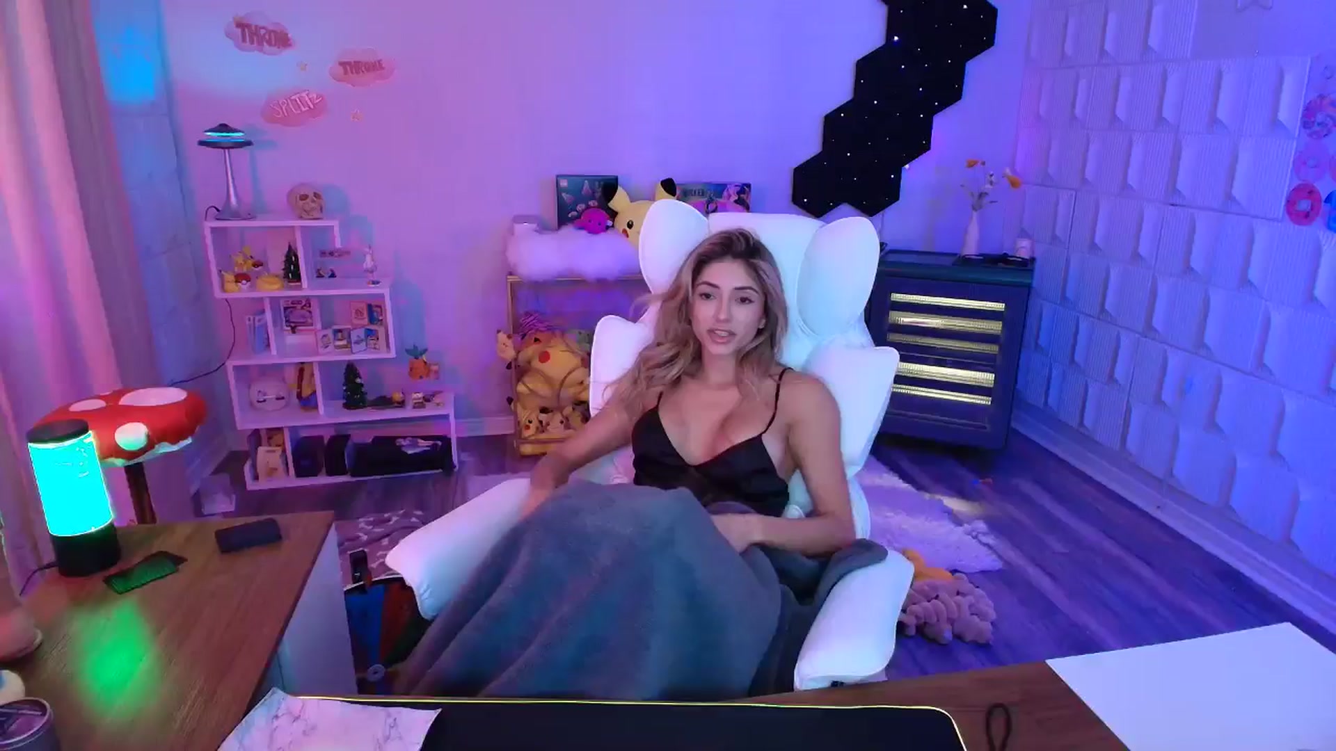 Gallery image thumbnail from kaydolll's myfreecams stream on, 10/07/2025, 23:44 image 18 of 20