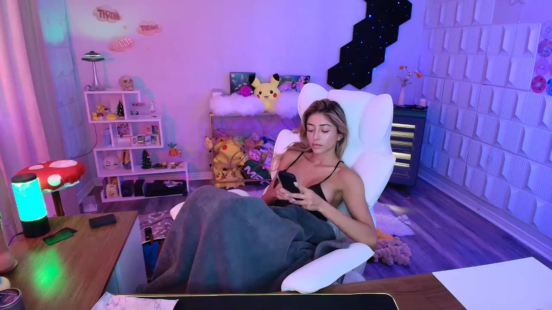 Gallery image thumbnail from kaydolll's myfreecams stream on, 10/07/2025, 23:44 image 19 of 20