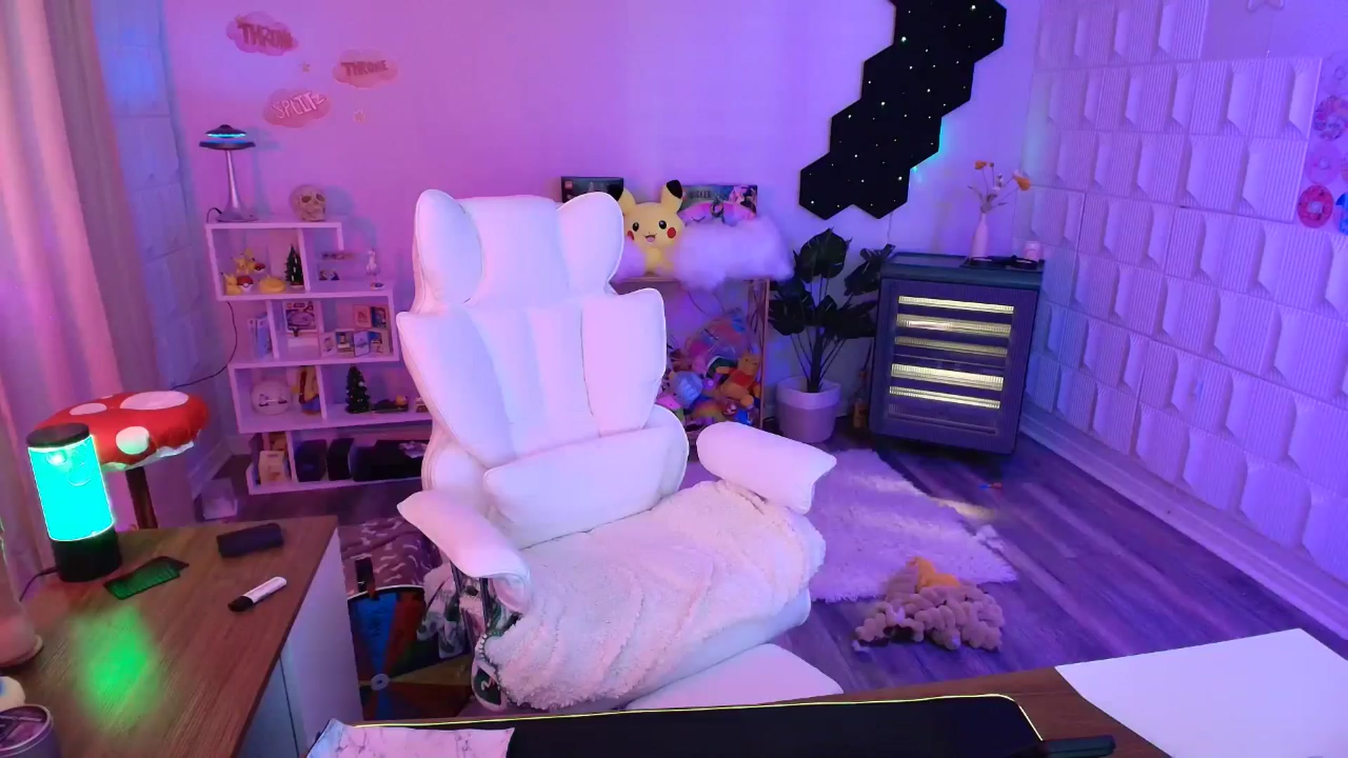 Gallery image thumbnail from kaydolll's myfreecams stream on, 10/07/2025, 23:44 image 13 of 20