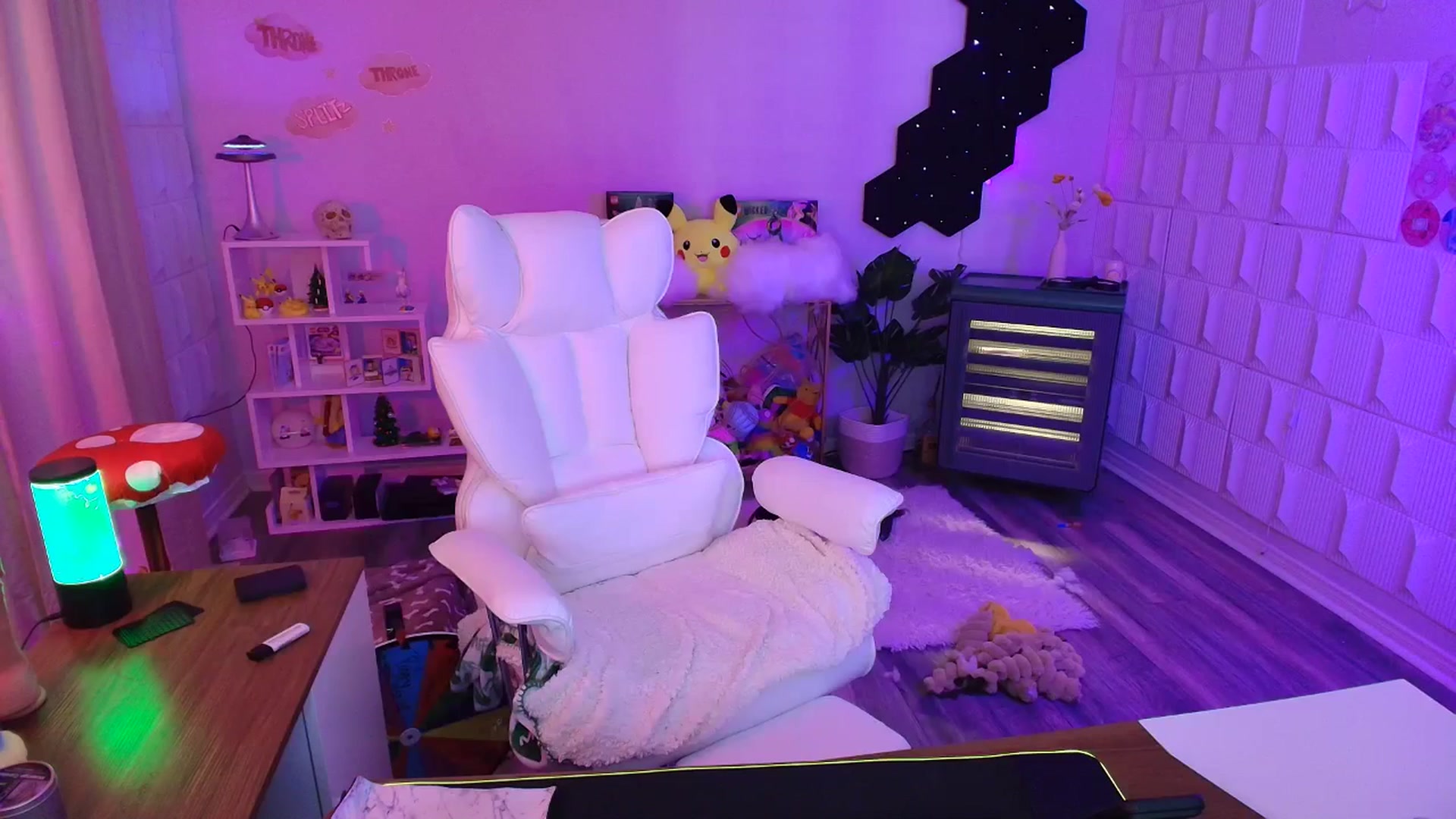 Gallery image thumbnail from kaydolll's myfreecams stream on, 10/07/2025, 23:44 image 8 of 20