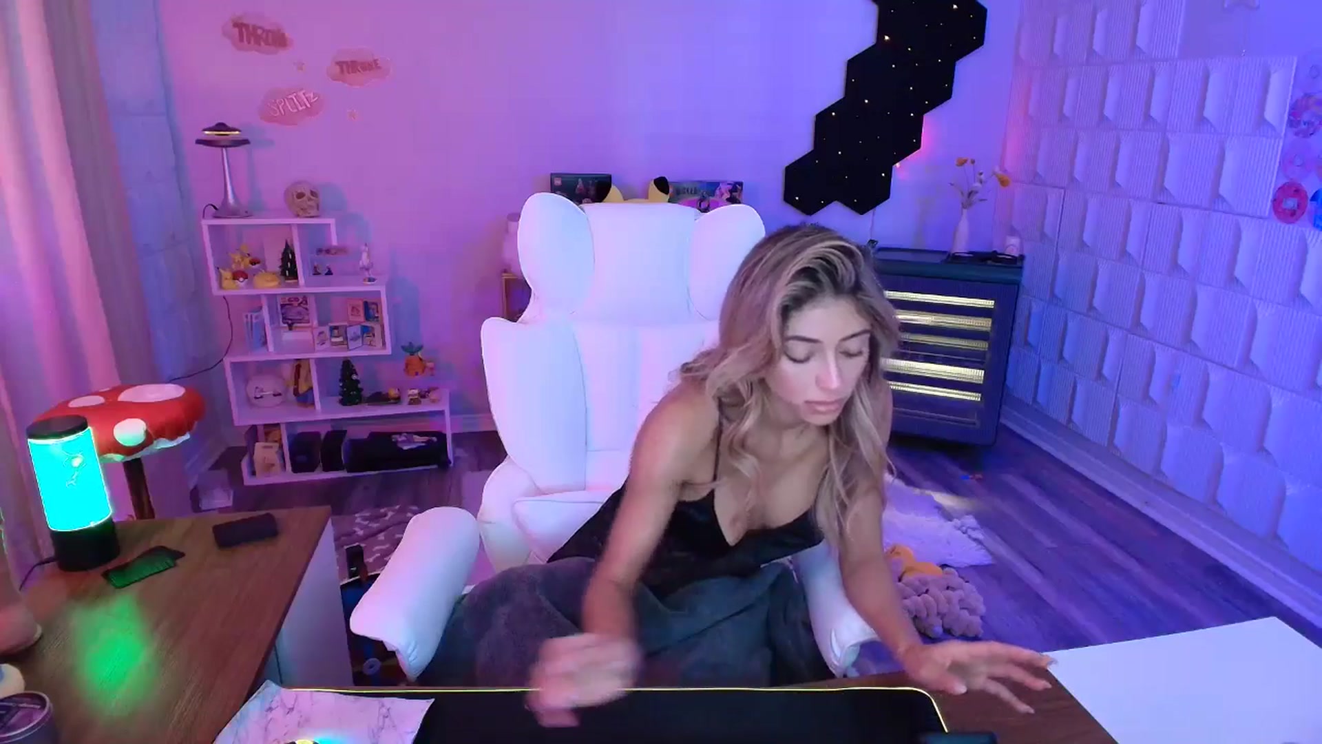 Gallery image thumbnail from kaydolll's myfreecams stream on, 10/07/2025, 23:44 image 16 of 20