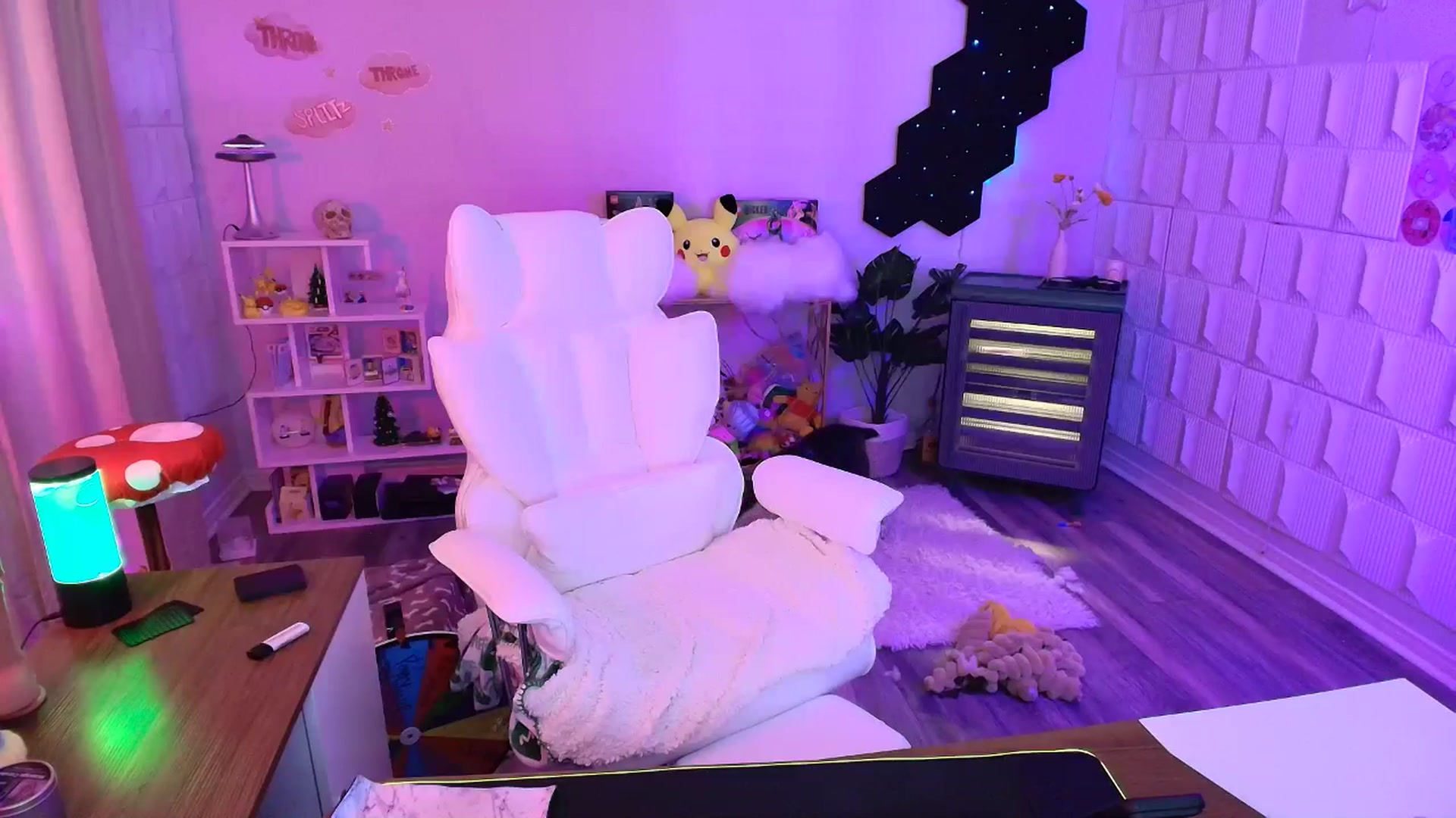 Gallery image thumbnail from kaydolll's myfreecams stream on, 10/07/2025, 23:44 image 12 of 20