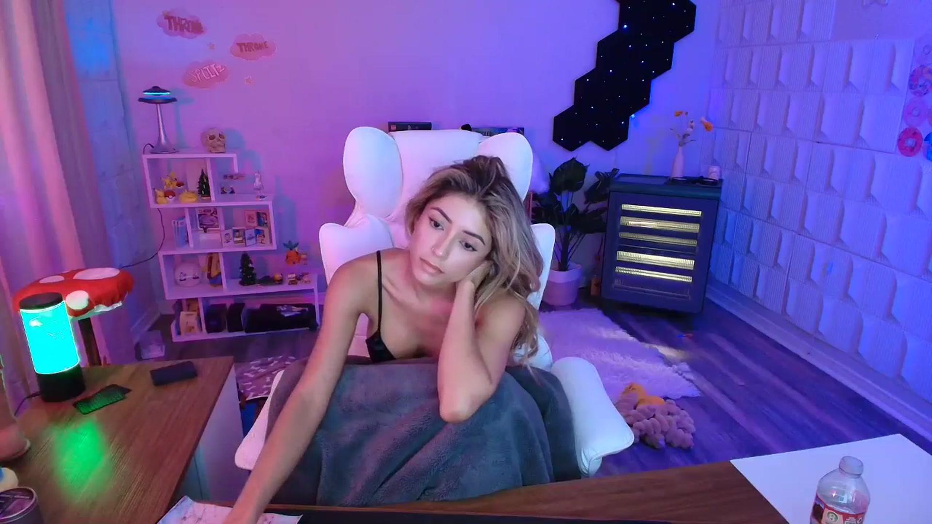 Gallery image thumbnail from kaydolll's myfreecams stream on, 10/08/2025, 24:49 image 3 of 20