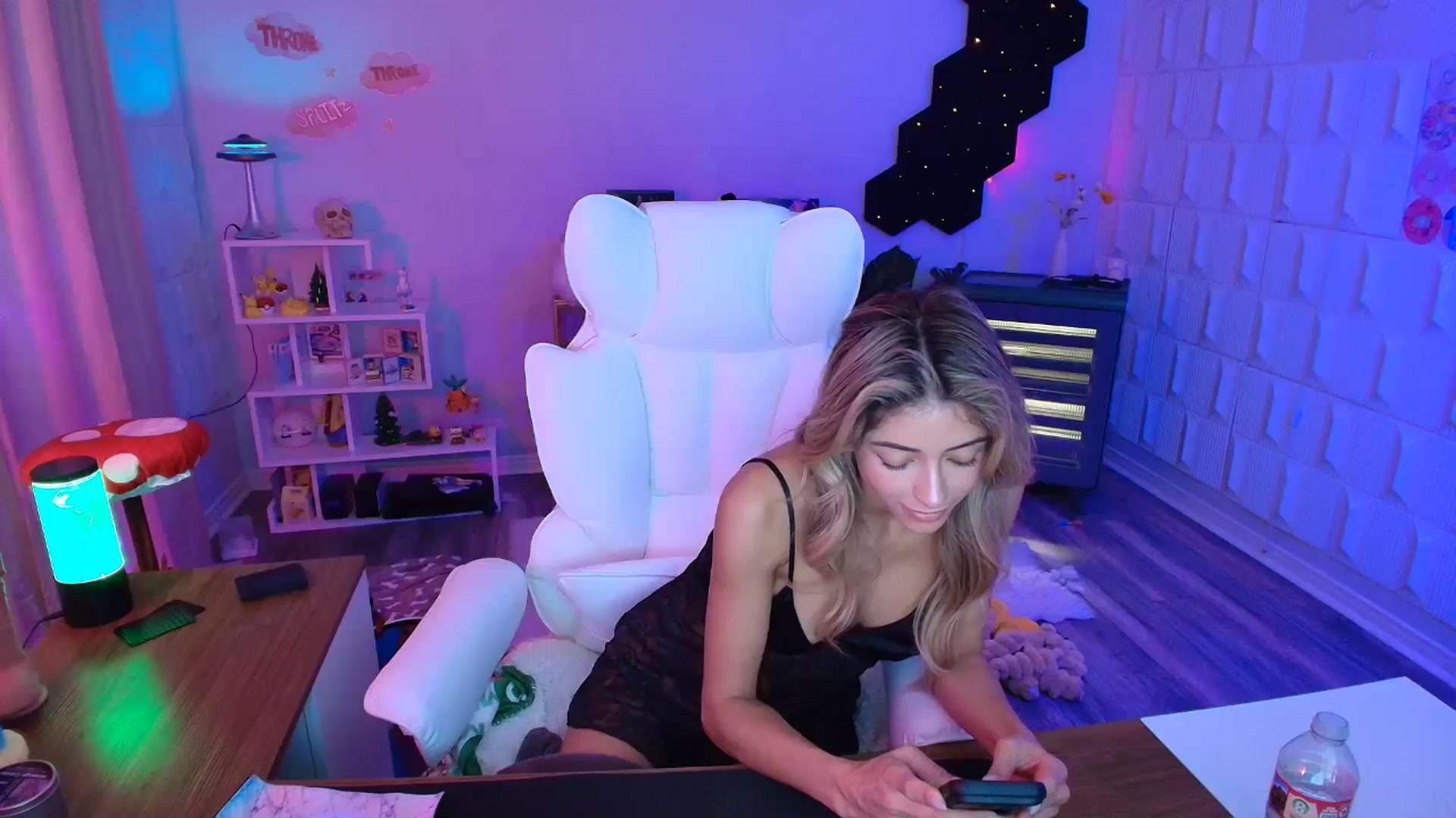 Gallery image thumbnail from kaydolll's myfreecams stream on, 10/08/2025, 24:49 image 17 of 20