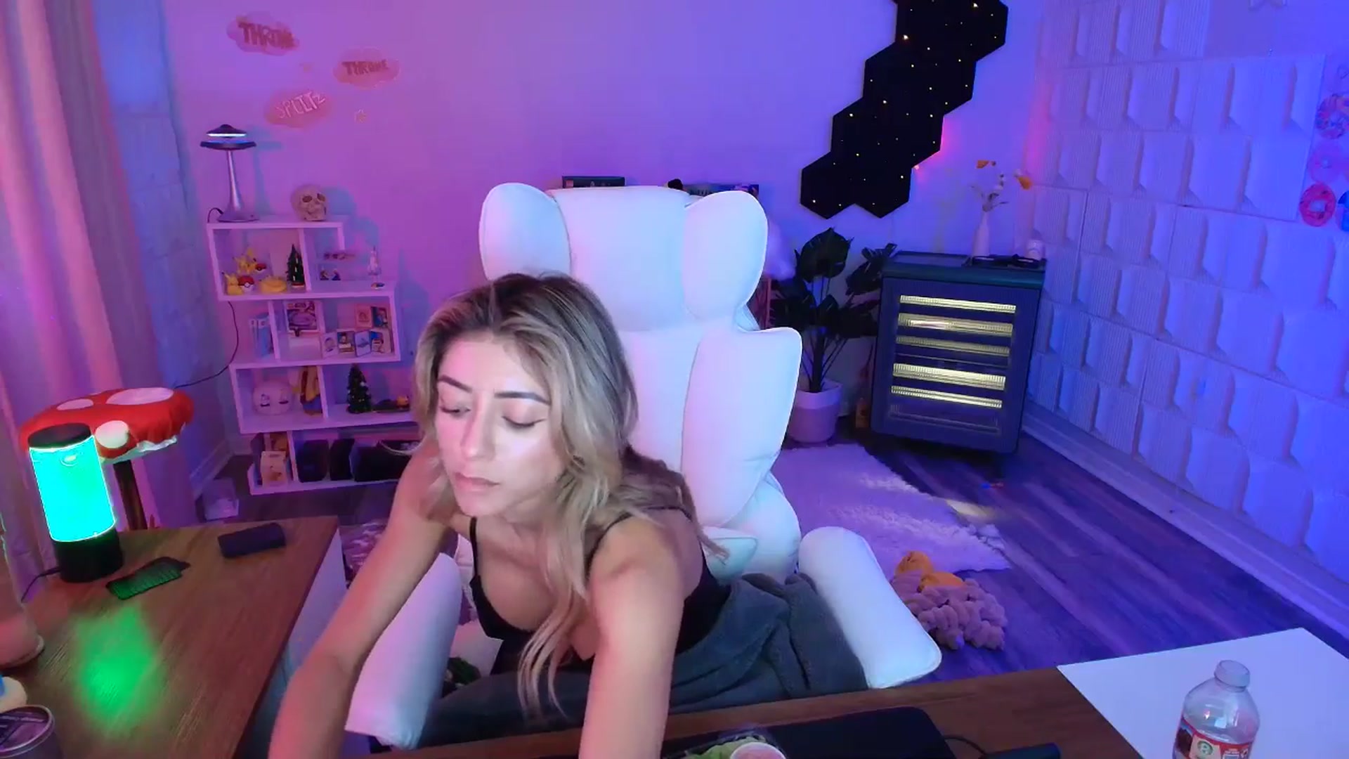 Gallery image thumbnail from kaydolll's myfreecams stream on, 10/08/2025, 24:49 image 20 of 20