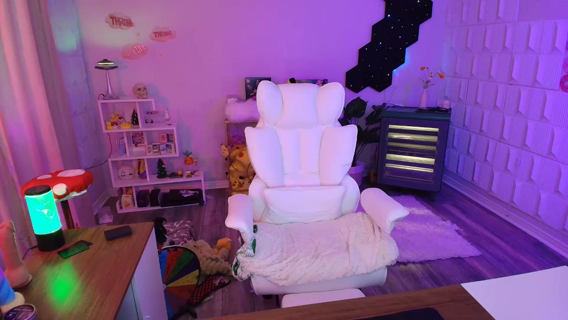 Gallery image thumbnail from kaydolll's myfreecams stream on, 10/08/2025, 23:49 image 10 of 20