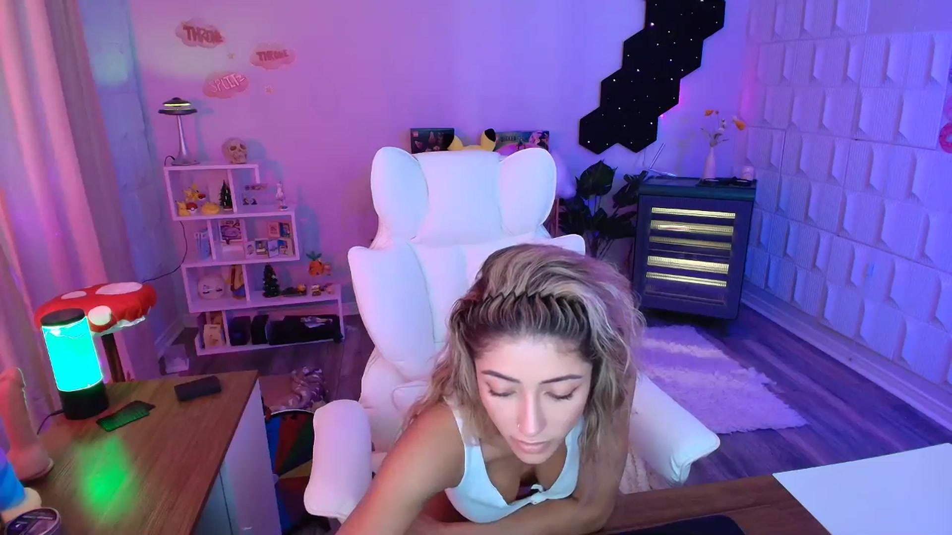 Gallery image thumbnail from kaydolll's myfreecams stream on, 10/08/2025, 23:49 image 18 of 20