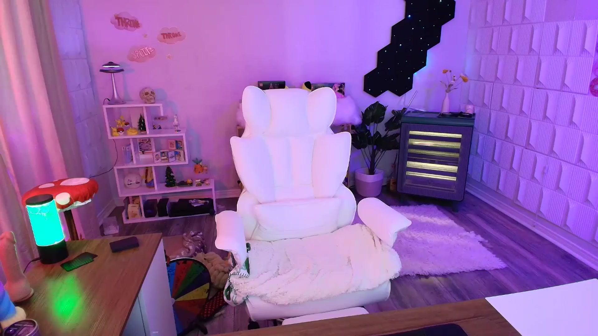 Gallery image thumbnail from kaydolll's myfreecams stream on, 10/08/2025, 23:49 image 16 of 20