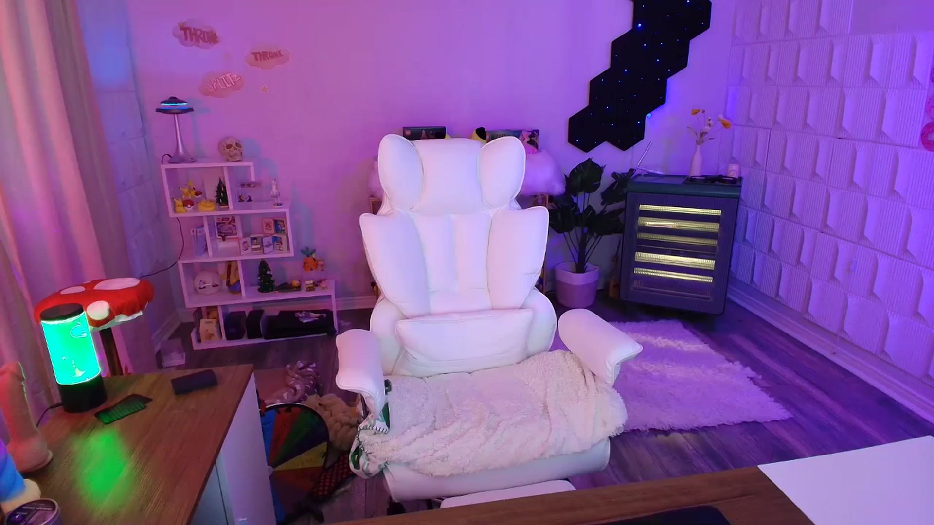 Gallery image thumbnail from kaydolll's myfreecams stream on, 10/08/2025, 23:49 image 14 of 20