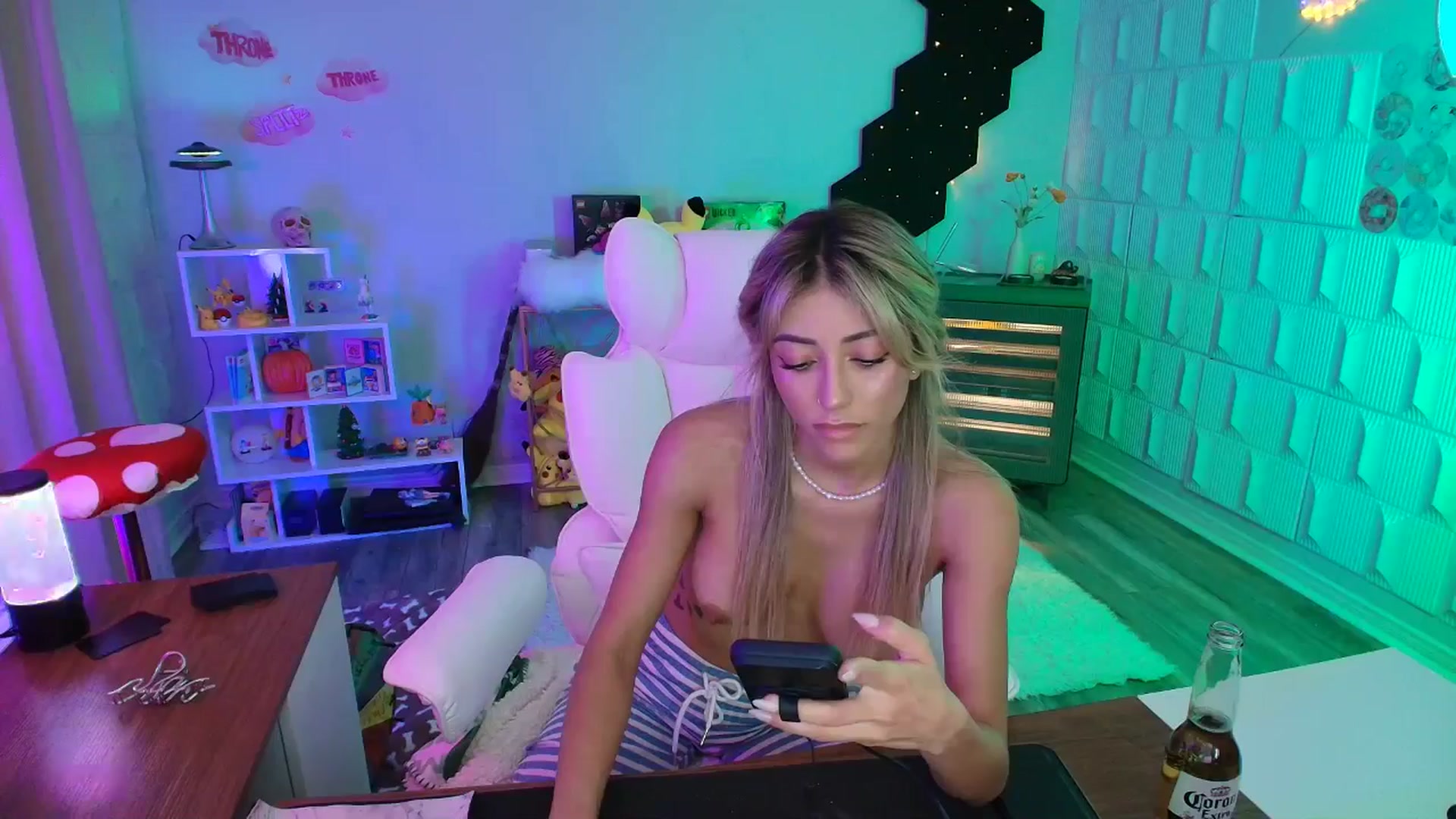 Gallery image thumbnail from kaydolll's myfreecams stream on, 10/11/2025, 06:03 image 12 of 20