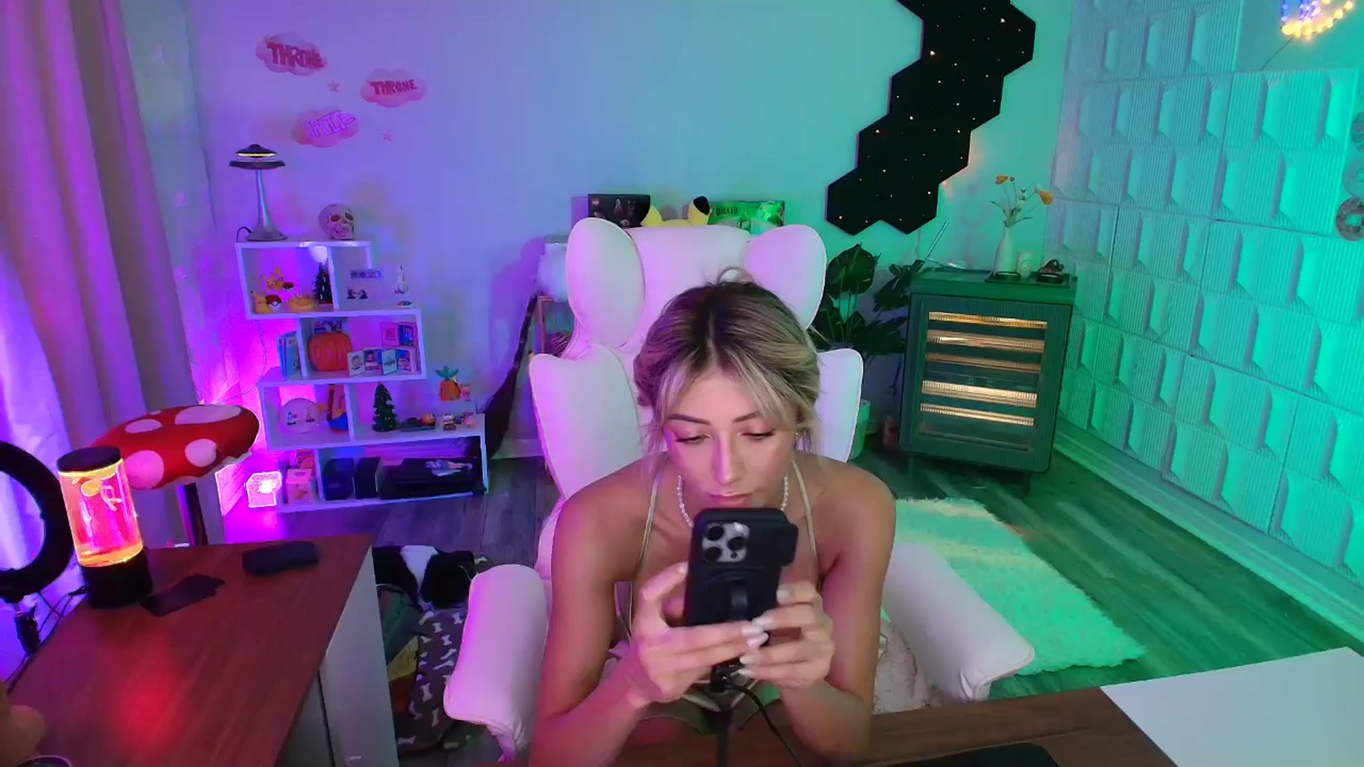 Gallery image thumbnail from kaydolll's myfreecams stream on, 10/11/2025, 06:03 image 1 of 20