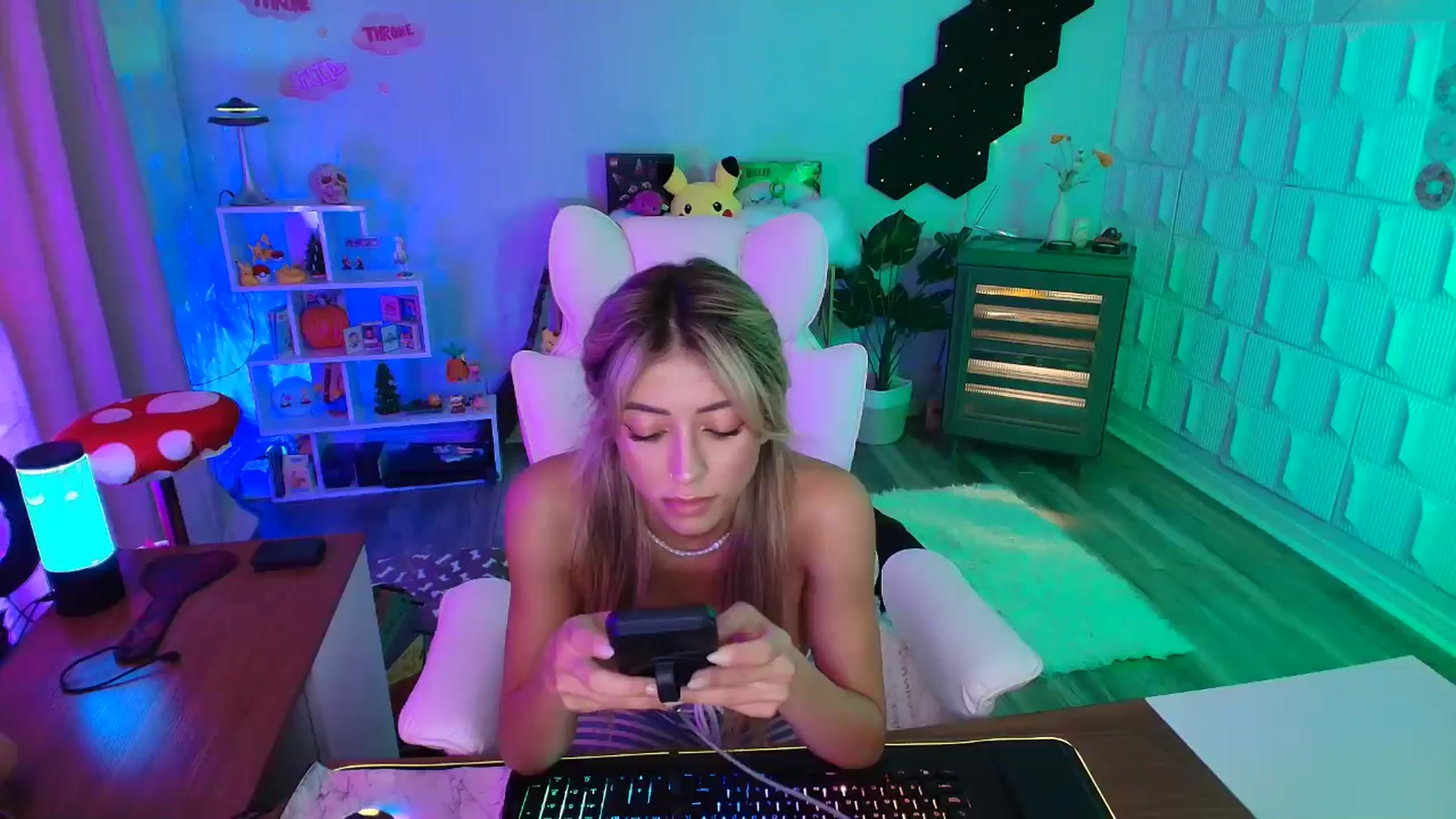 Gallery image thumbnail from kaydolll's myfreecams stream on, 10/11/2025, 08:37 image 7 of 20