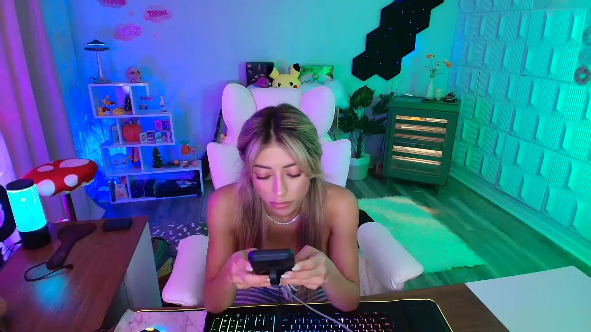 Gallery image thumbnail from kaydolll's myfreecams stream on, 10/11/2025, 08:37 image 6 of 20