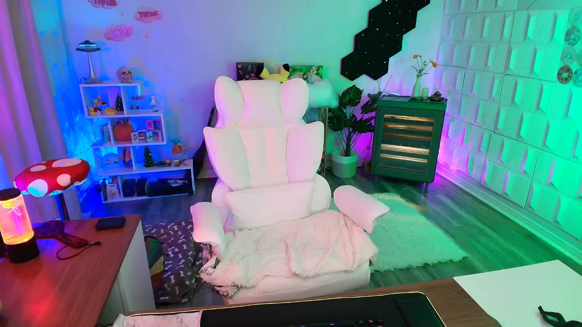 Gallery image thumbnail from kaydolll's myfreecams stream on, 10/12/2025, 02:44 image 10 of 20