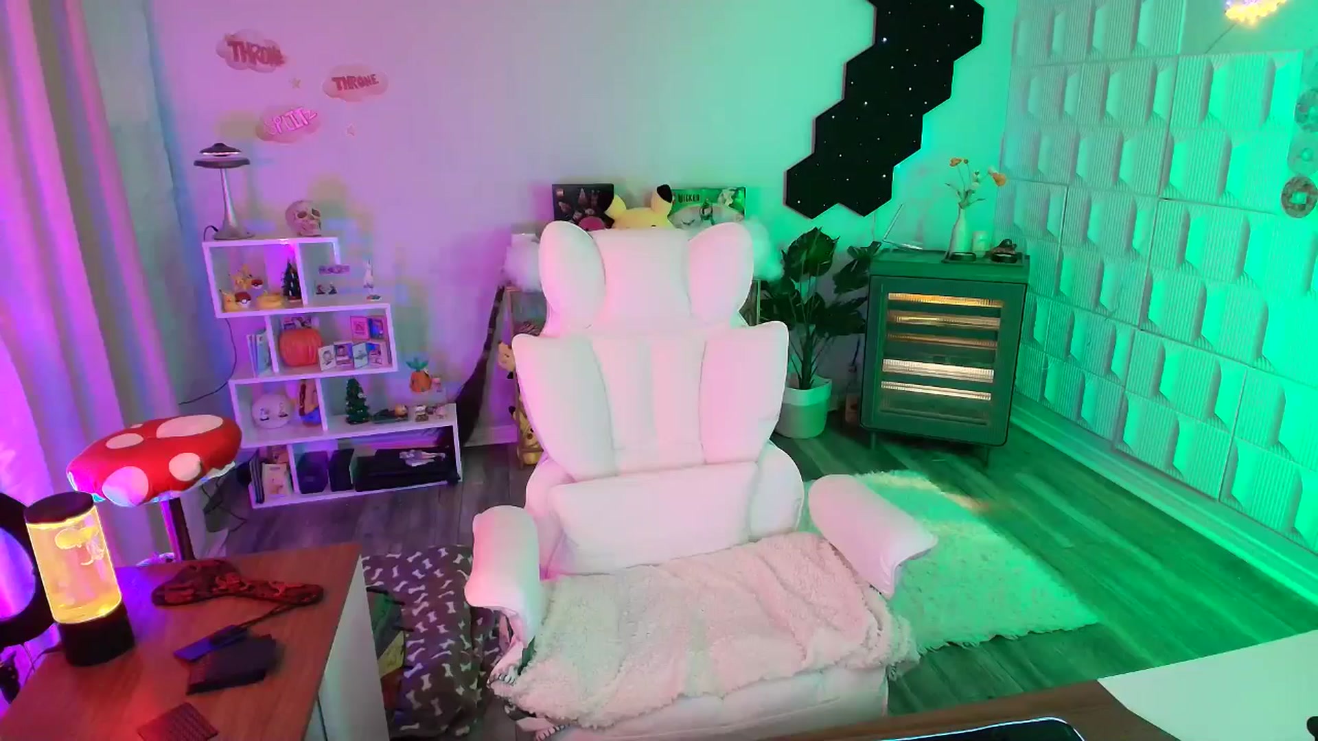 Gallery image thumbnail from kaydolll's myfreecams stream on, 10/12/2025, 08:21 image 17 of 20