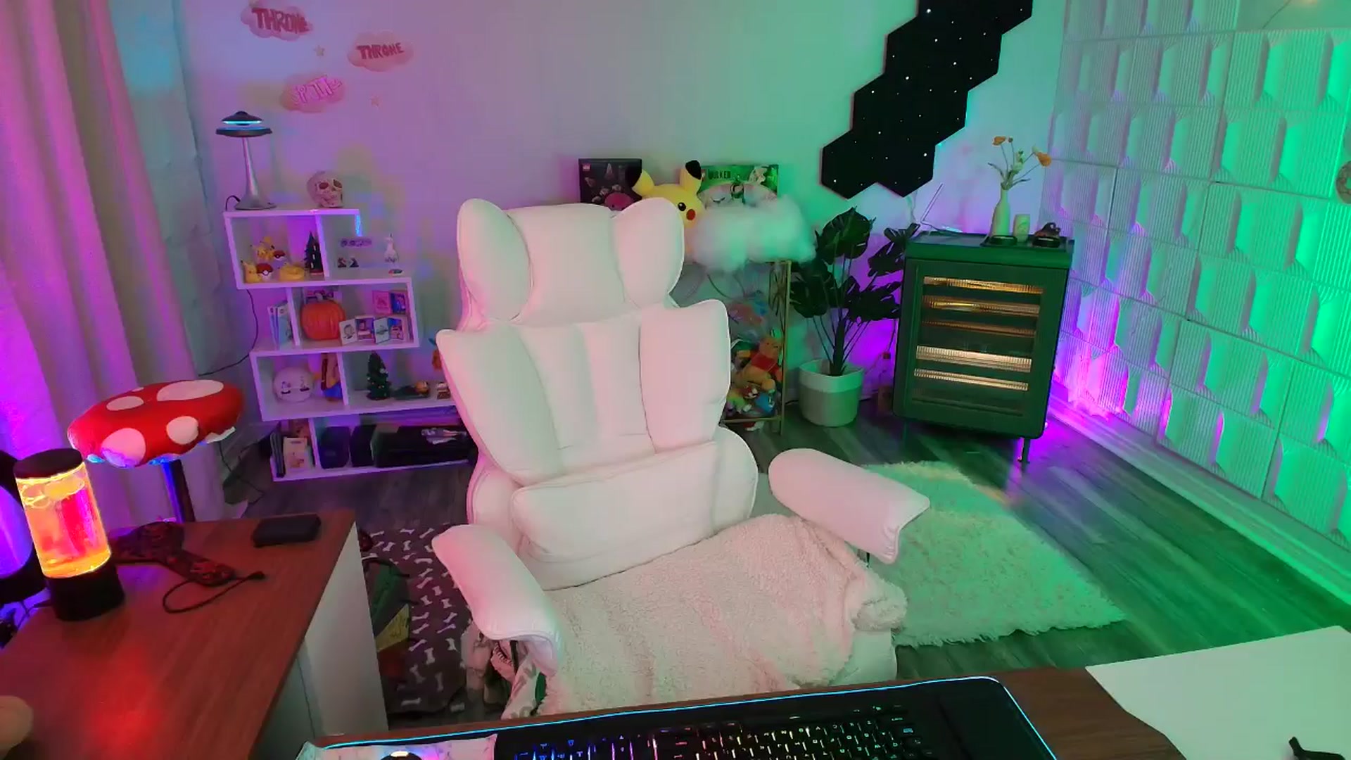 Gallery image thumbnail from kaydolll's myfreecams stream on, 10/12/2025, 08:21 image 6 of 20